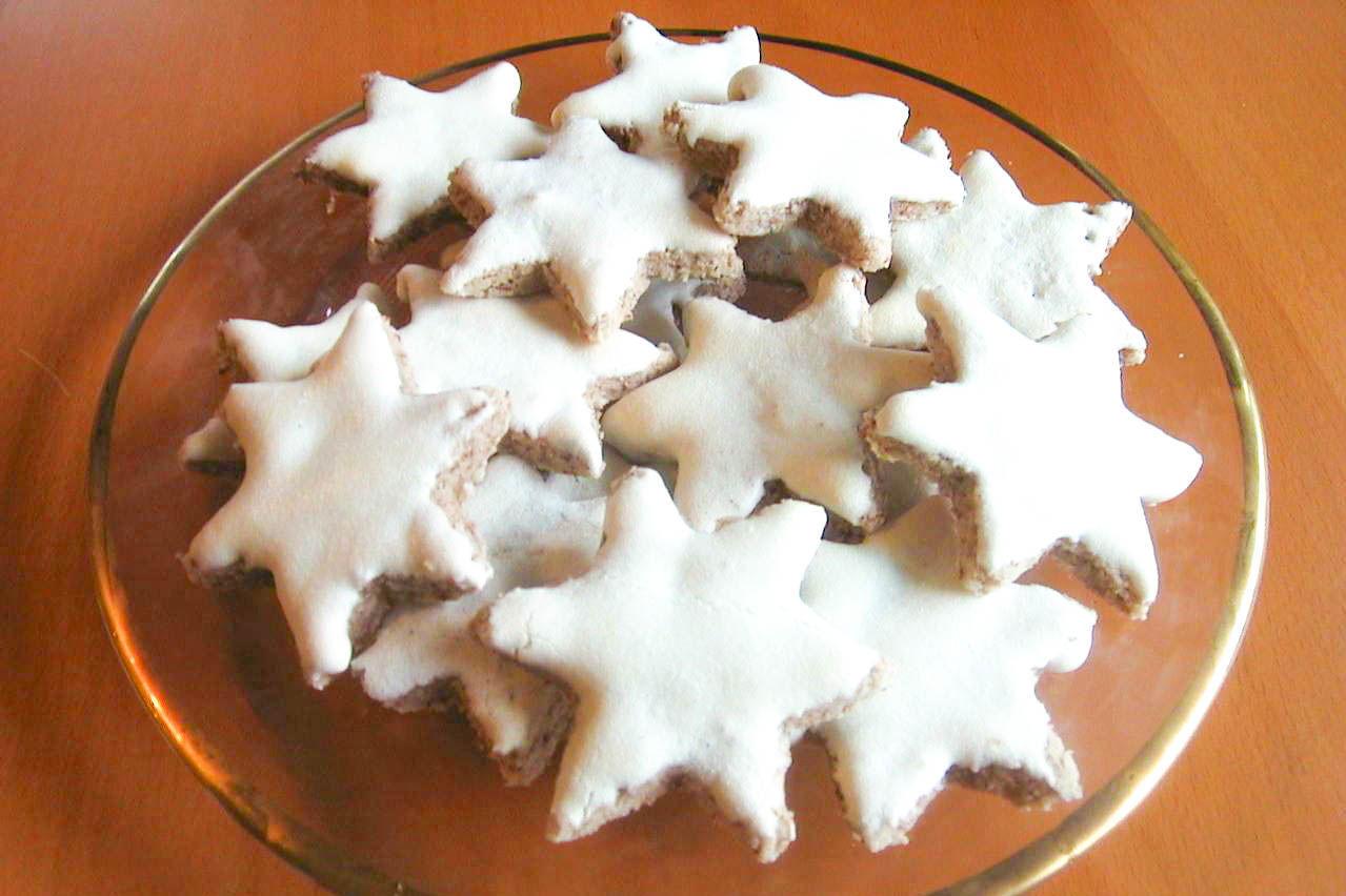 ZIMTSTERNE: Disse tyske kakene med melisglasur er blitt en julefavoritt hos Kristine de siste årene. Foto: Kristine Ilstad/DetSøteLiv.no