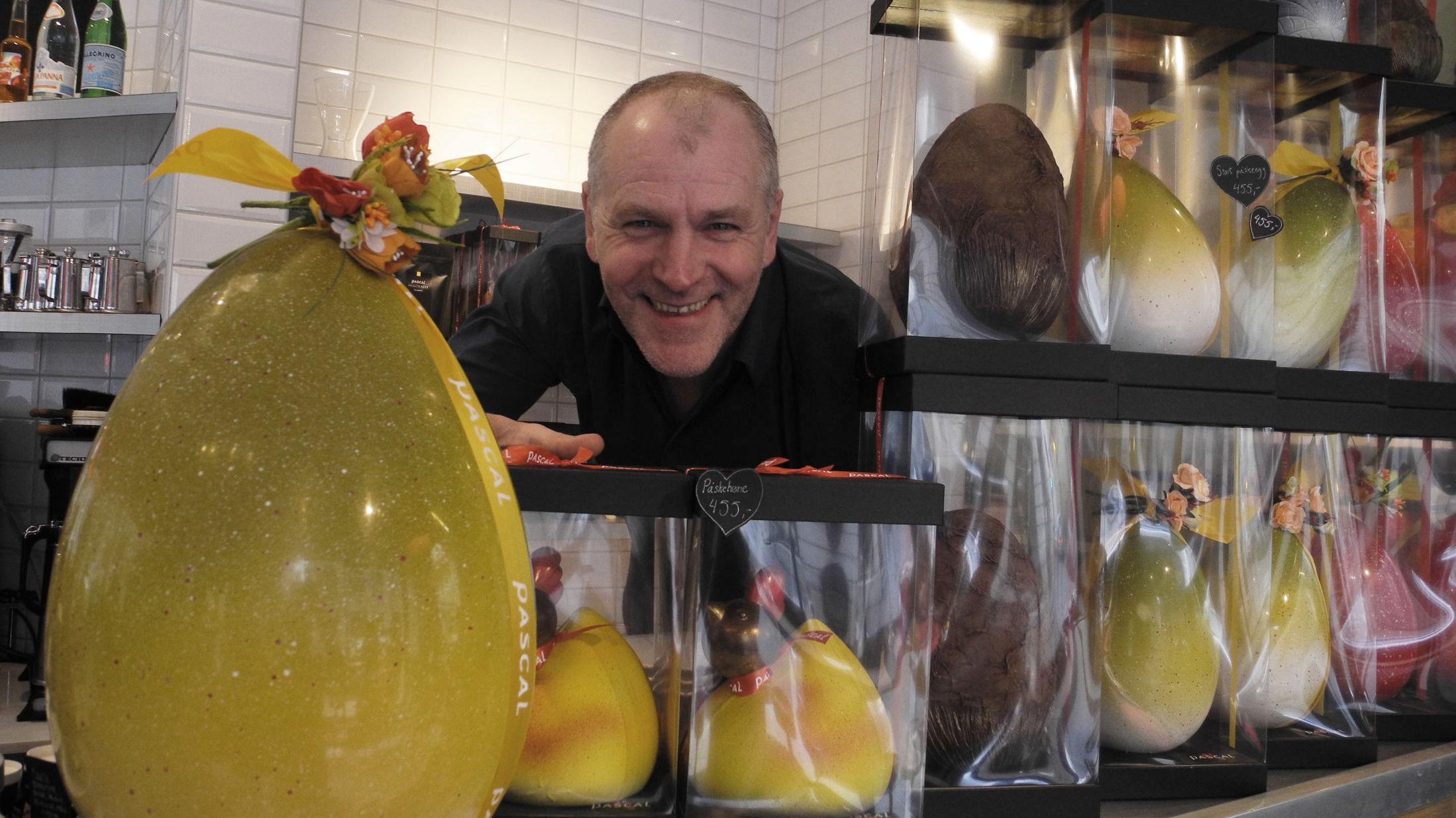 SIGNATUREGGENE: Konditor Pascal Dupuy selger 16.000 håndlagede sjokoladeegg i påsken. Foto: Godt.no
