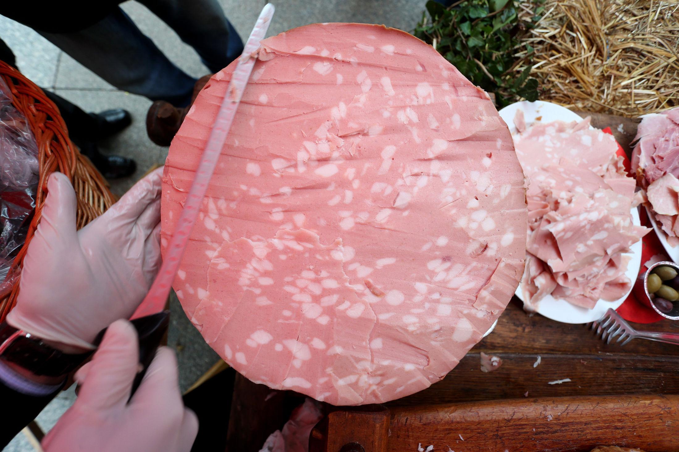 SVÆR: Mortadella er en pølsevariant som blant annet består av finmalt svinekjøtt og store biter fett. Her ses en 220-kilos mortadella fra et marked i Kroatia. Foto: Sanjin Strukic/PIXSELL