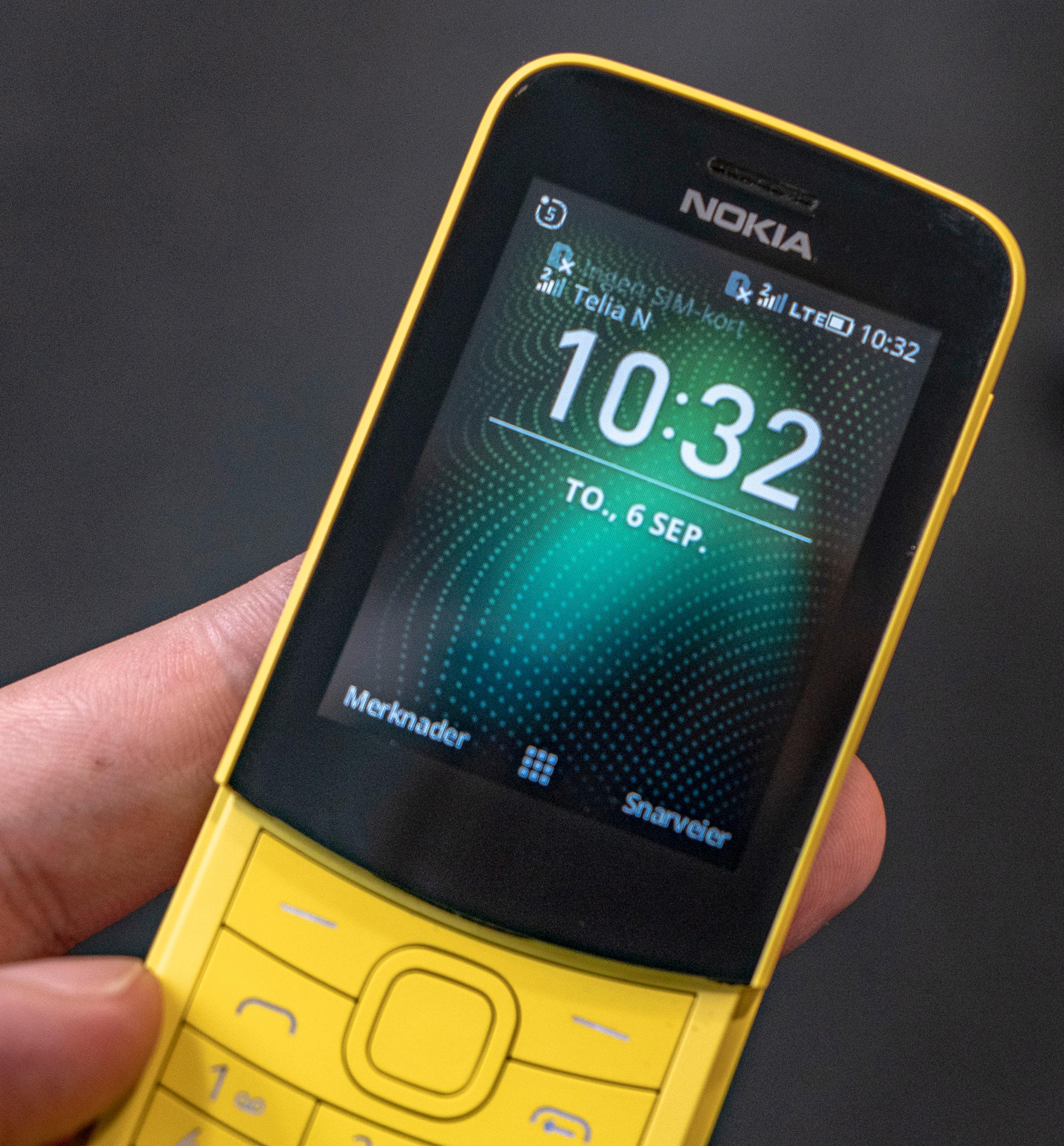 Slik ser hjemmeskjermen ut på 8110 4G. Den ser tilforlatelig ut som en av Nokias gamle knappofoner, men her er det et langt mer komplekst operativsystem som kjører – uten at du får særlig nytte igjen for det.