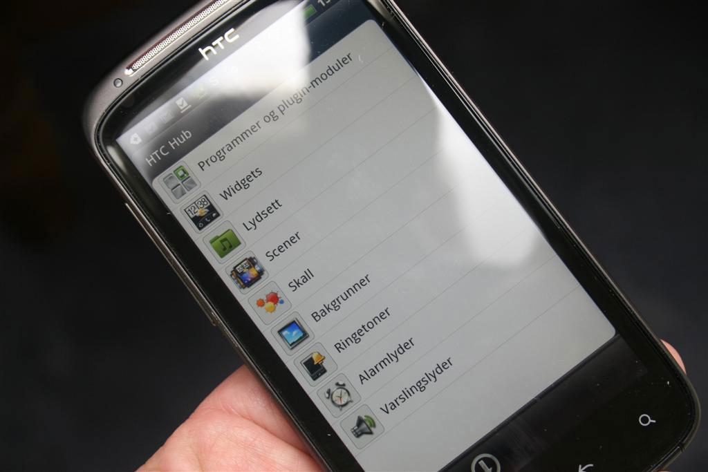 Fra HTC Hub kan du laste ned flere tilpasninger.