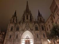 Kirke i Barcelona i relativt mørke.