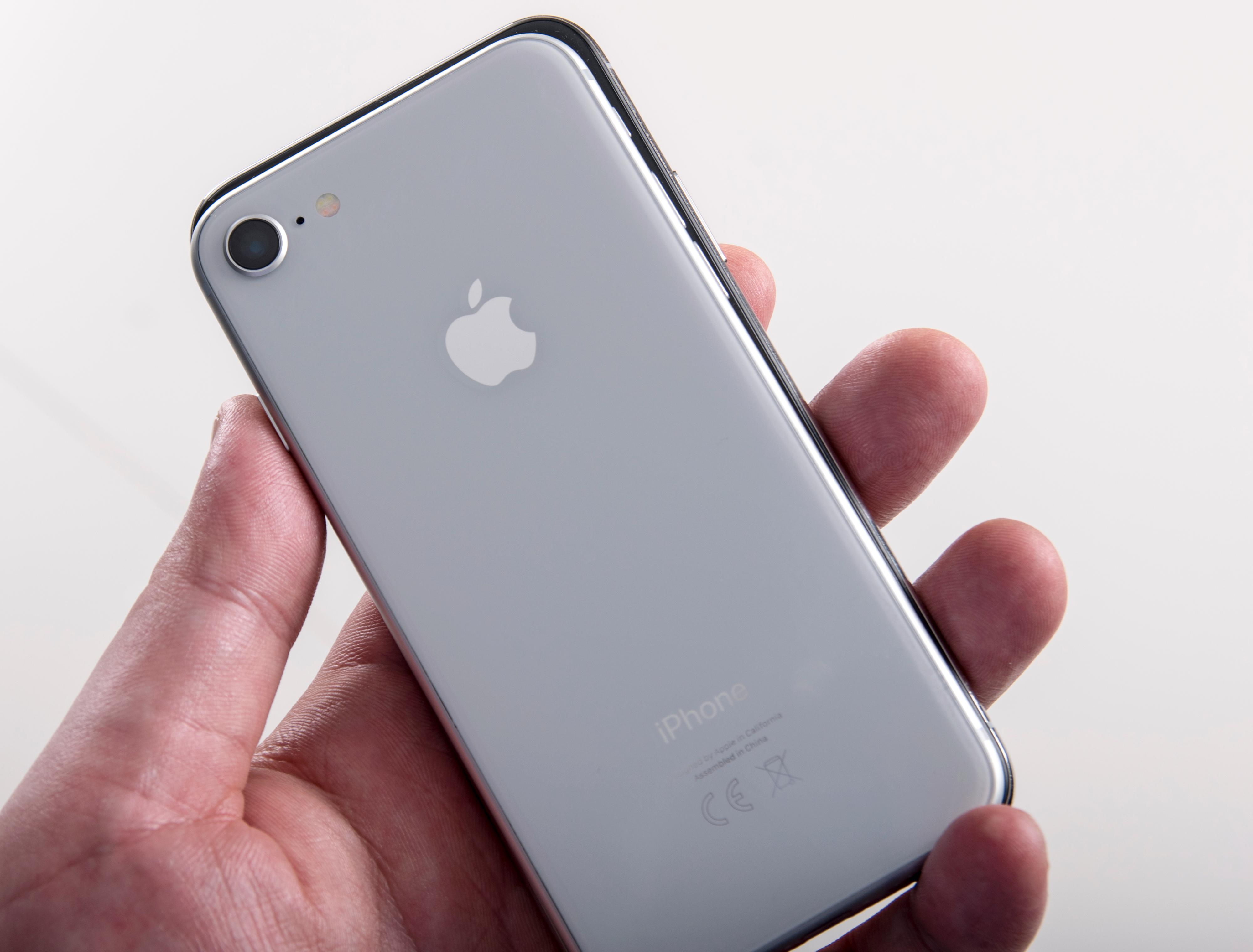En iPhone 8 oppå en iPhone X. Det skiller få millimeter størrelsesmessig, men du får en mye større skjerm i X.