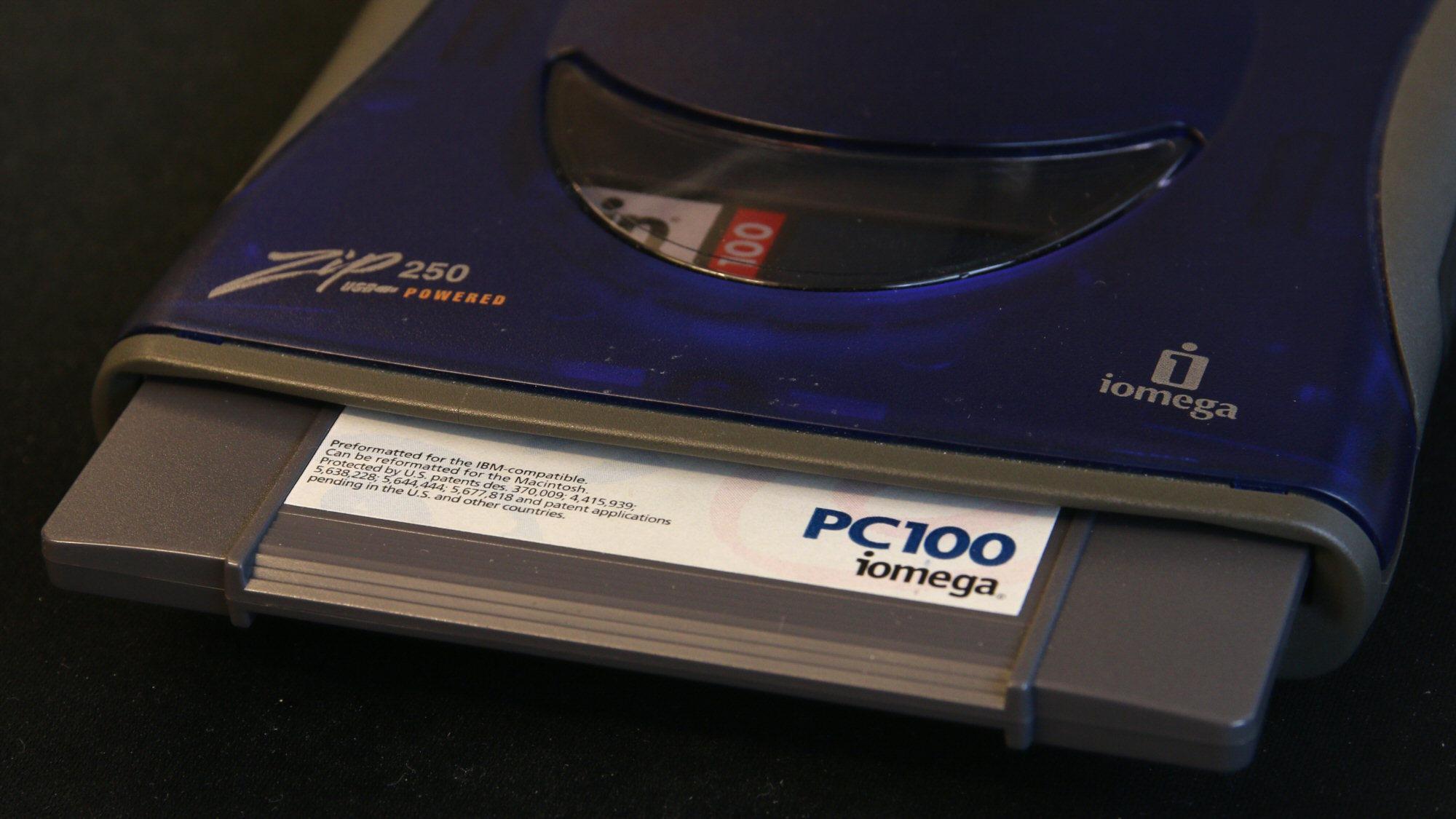 Selv om Zip-disketten var suverent overlegen floppydisken, var det enda mye lettere å bare ha med en minnepinne – selvfølgelig basert på USB-standarden.Foto: Vegar Jansen, Hardware.no