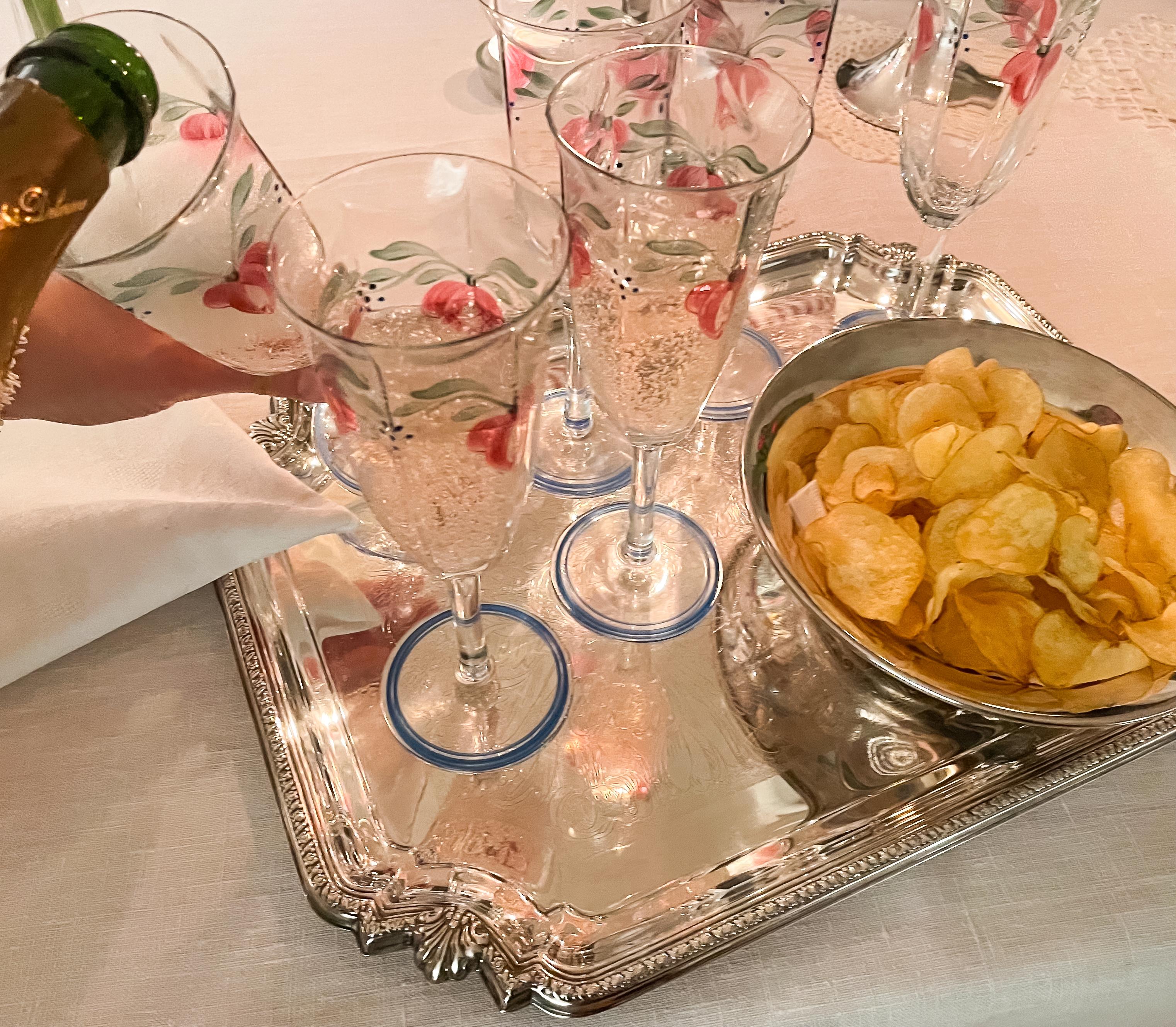 FRISK SLURP: Et forfriskende glass bobler trenger ikke en fancy følgesvenn på tallerkenen.