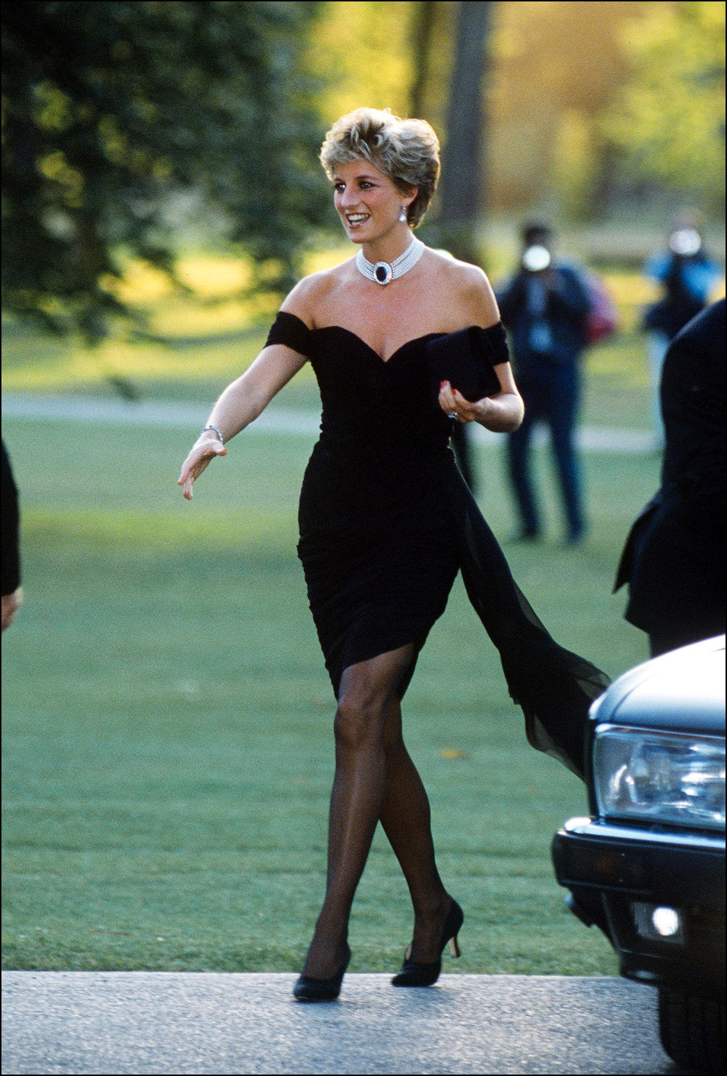 LBD: Den lille svarte kjolen Diana var iført da hun var på vei inn på galleriet Serpentine, var designet av den greske designeren Christina Stambolian. Dette er et av de mest ikoniske antrekkene hun hadde på seg. Foto: Getty Images