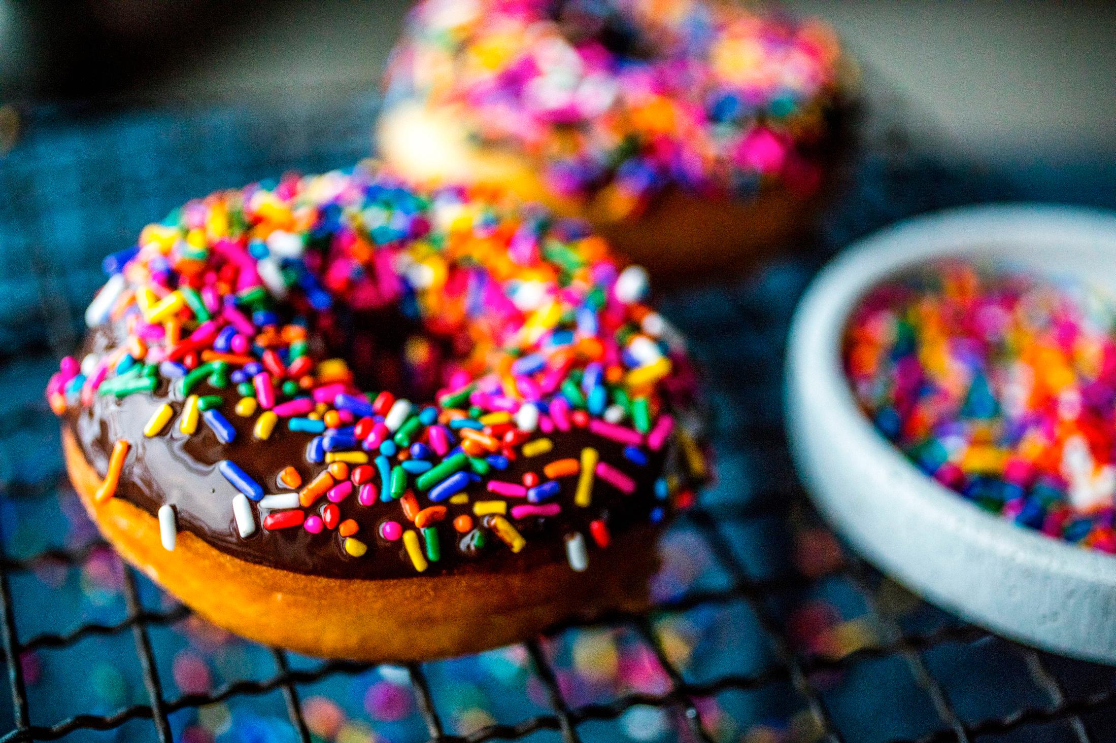 GLEDE MED HULL: Donuts har gjort sitt inntog i Norge, Og nei, det er ikke det samme som smultringer. Foto: Sara Johannessen.