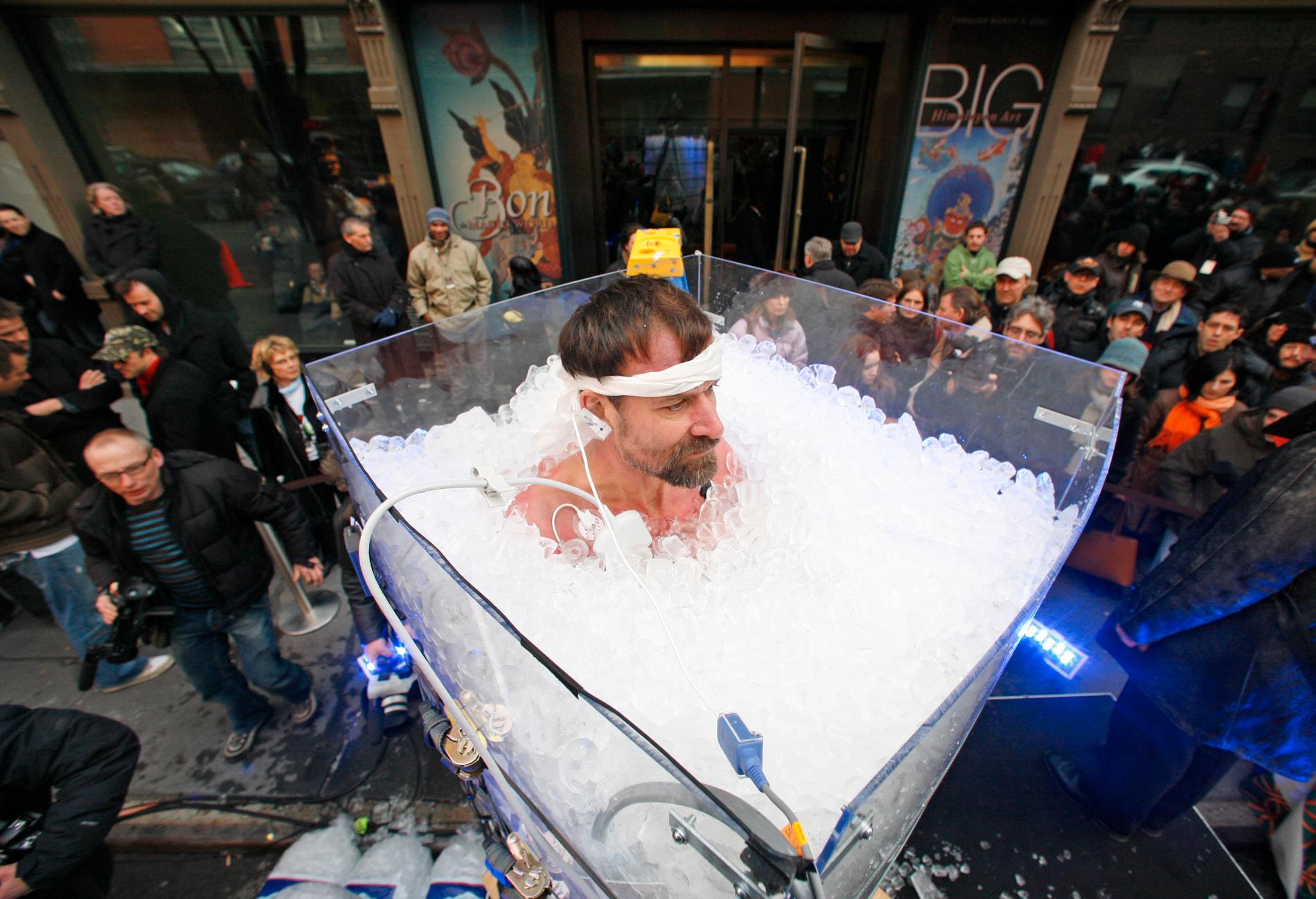 2008 stod Wim Hof i en behållare fylld av isbitar i 112 minuter. 