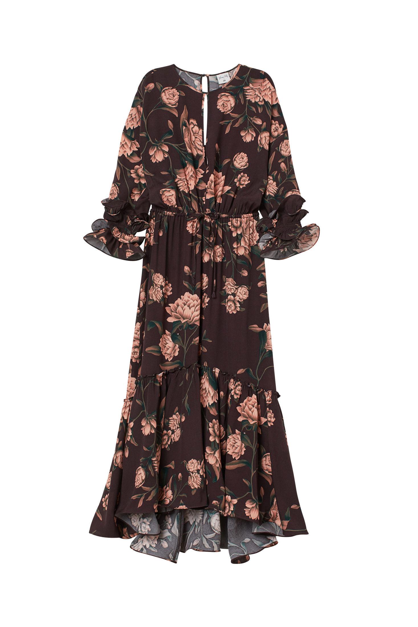 MYSTISK ROMANSE: En av kjolene som blir sluppet først er denne i mørkt blomstermønster. Pris 499 kroner. Foto: Produsenten