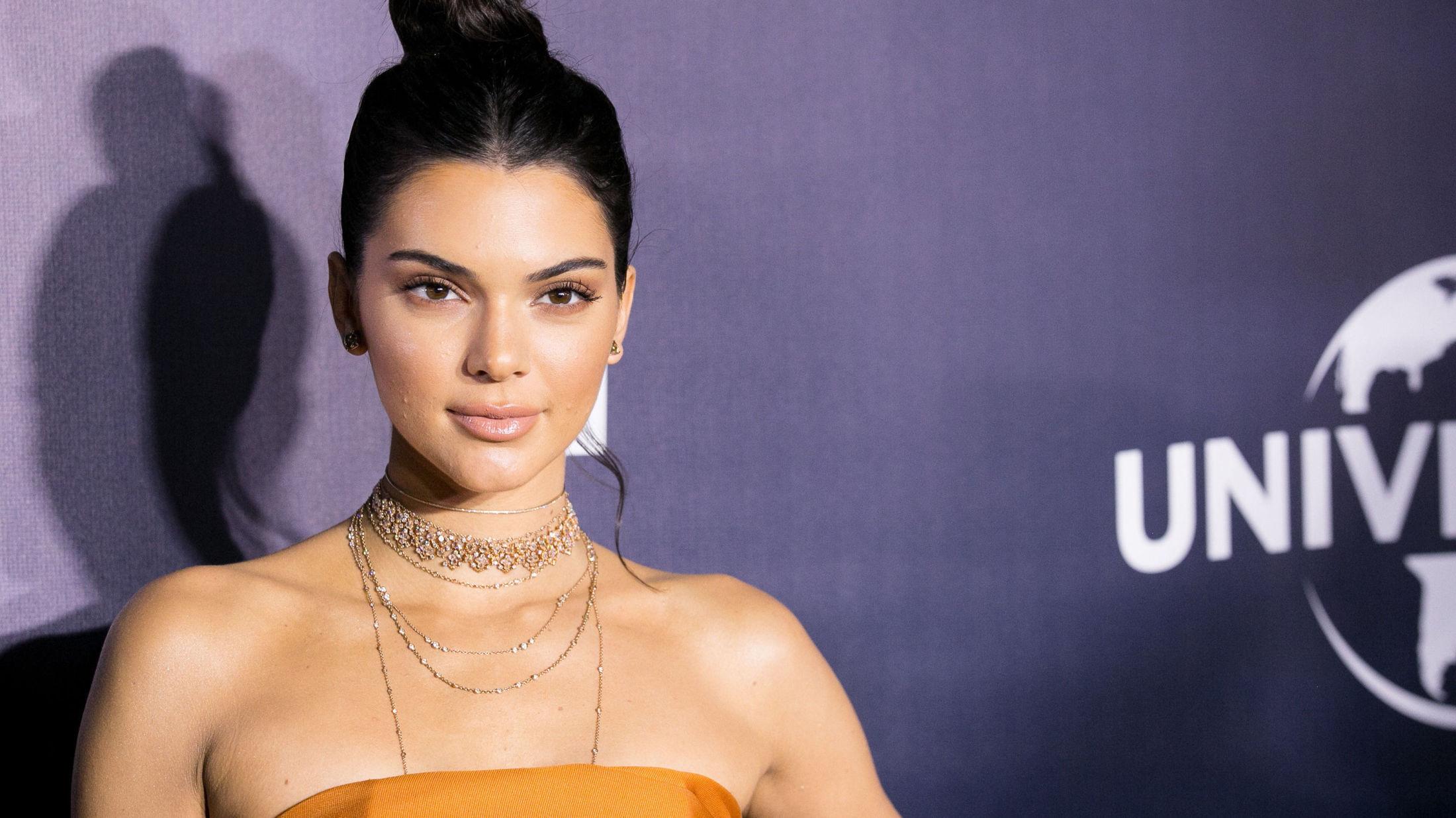 AVVISER LEPPERYKTER: Kendall Jenner reagerer kraftig på at folk spekulerer i om hun har forstørret leppene sine og operert ansiktet sitt. Her er modellen på Golden Globes tidligere denne uken. Foto: Getty Images