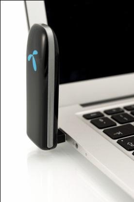 Et USB-modem er en grei løsning for å komme på nett med PC-en. Har du en 4G-mobil kan du også dele 4G-forbindelsen via telefonens "hotspot"-funksjon.Foto: Telenor