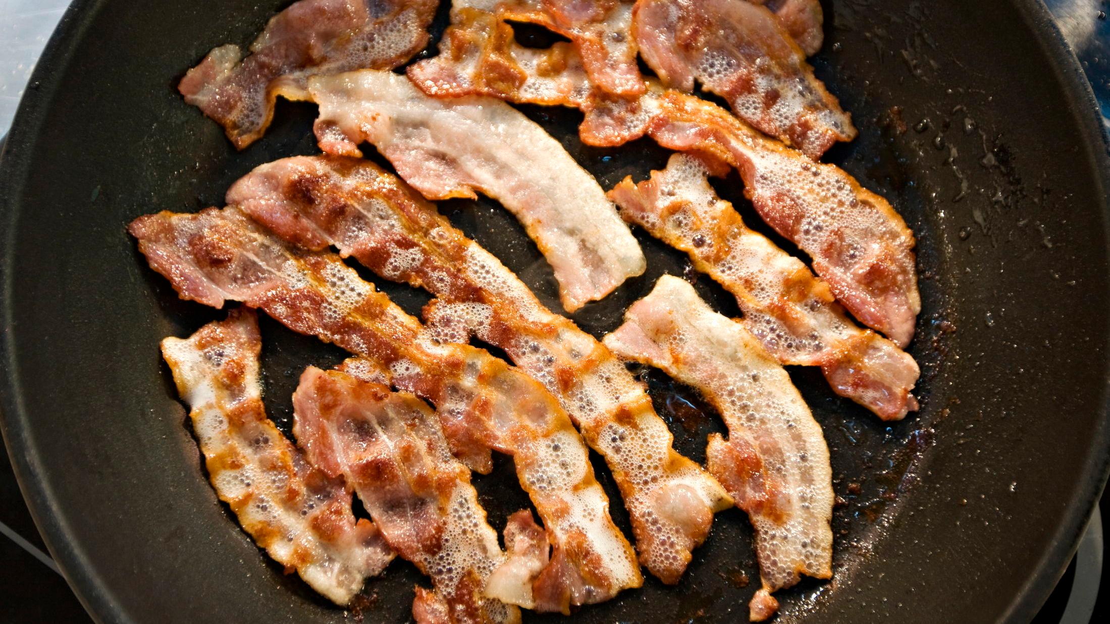 BEHOLD PANNEN LENGRE: Du kan steke bacon med samme panne over lang tid hvis du behandler pannen riktig. Foto: Eivind Griffith Brænde