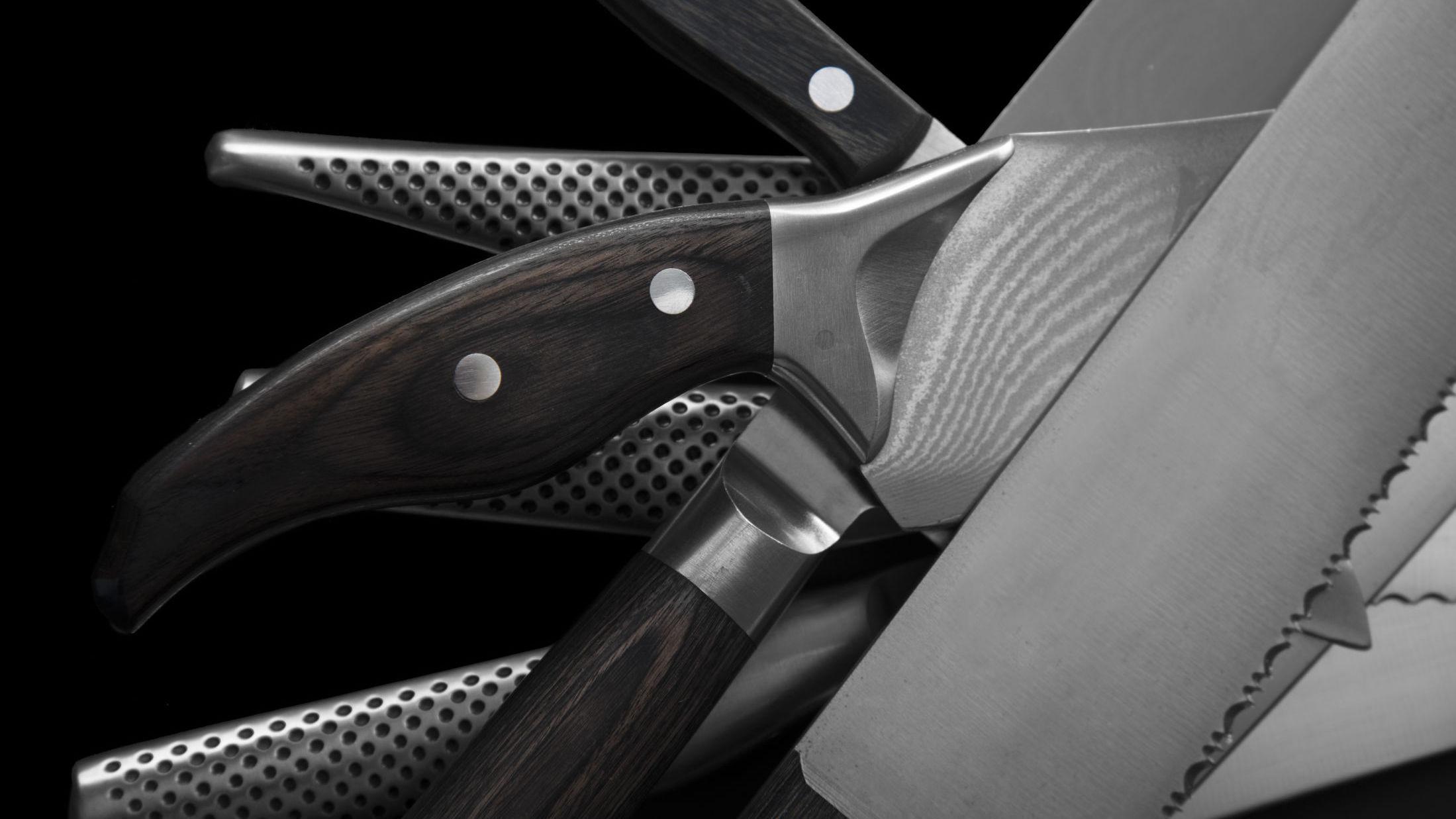 MANGE TYPER: Det finnes utallige typer kniver, men med en kokkekniv får du gjort unna mange oppgaver. Foto: Magnus Wintersborg