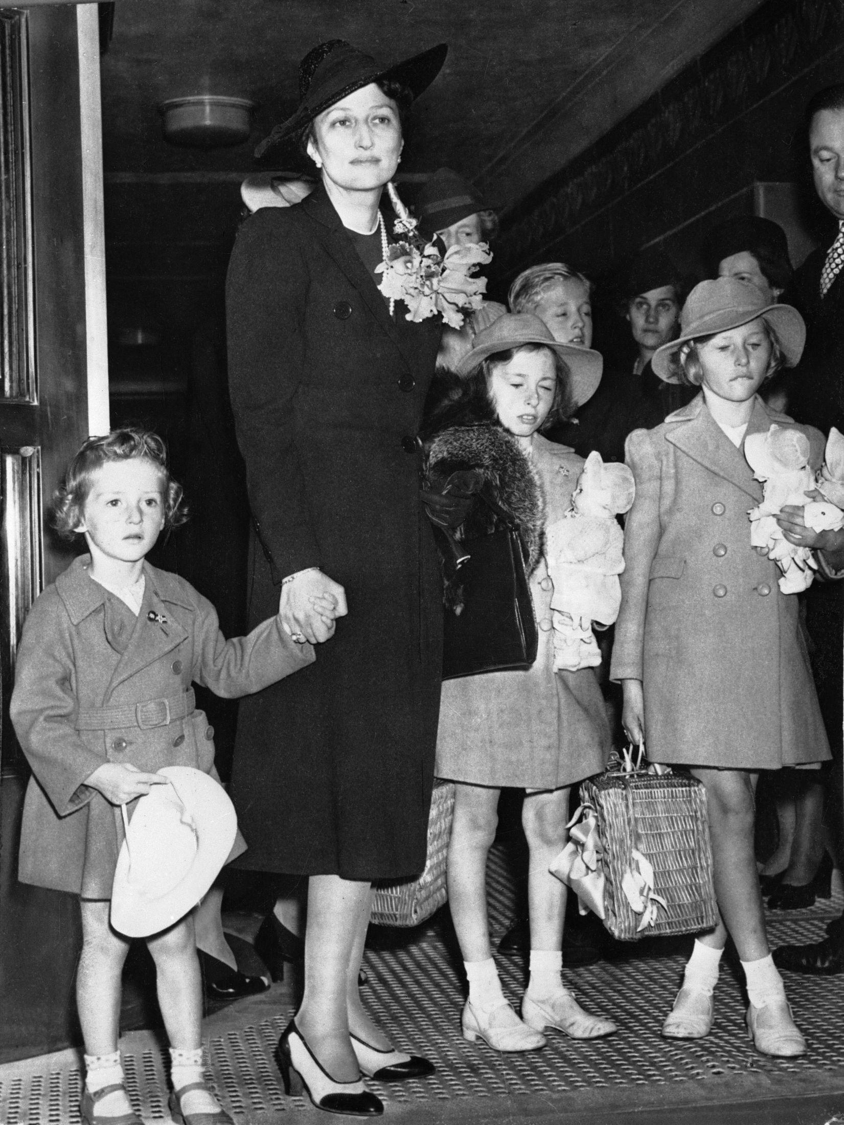 Kronprinsesse Märtha og barna flyktet til USA under andre verdenskrig. Her ankommer de USA etter flukten fra Norge via Finland i august 1940. Fine reiseantrekk, eller hva? Foto: NTB Arkiv