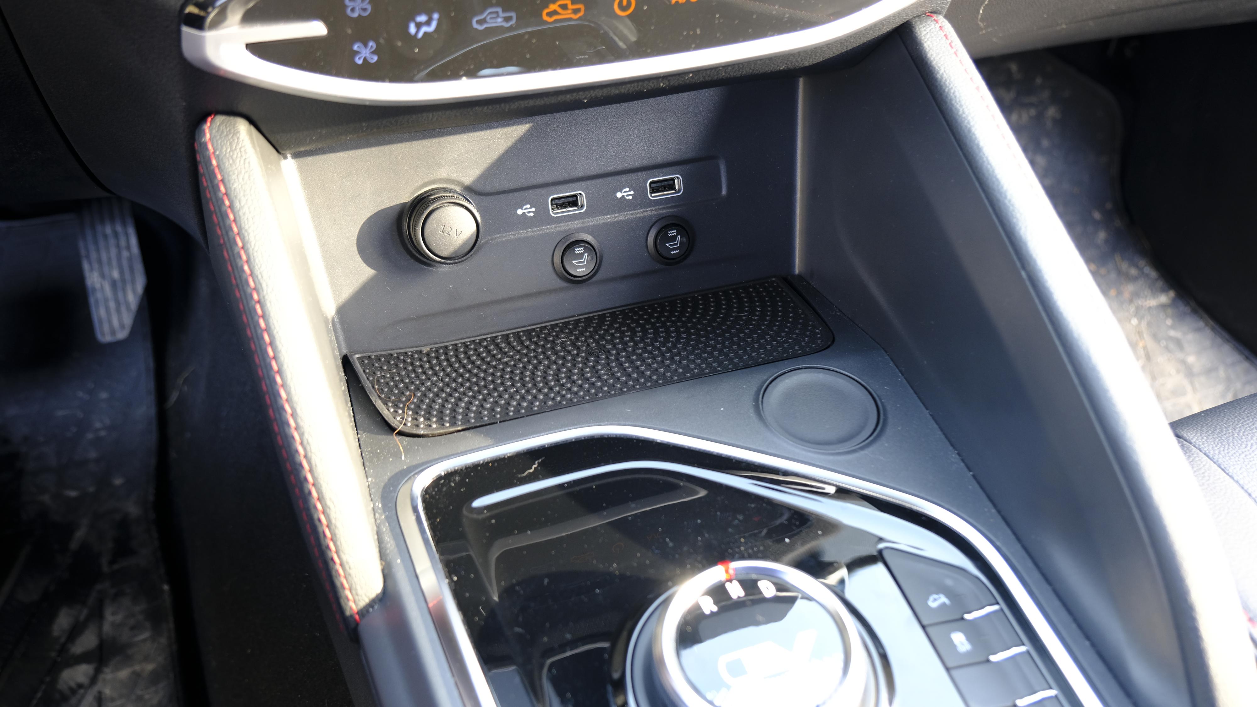 Bilen leveres med varmeseter på egne knapper og USB-A-porter til lading foran. 