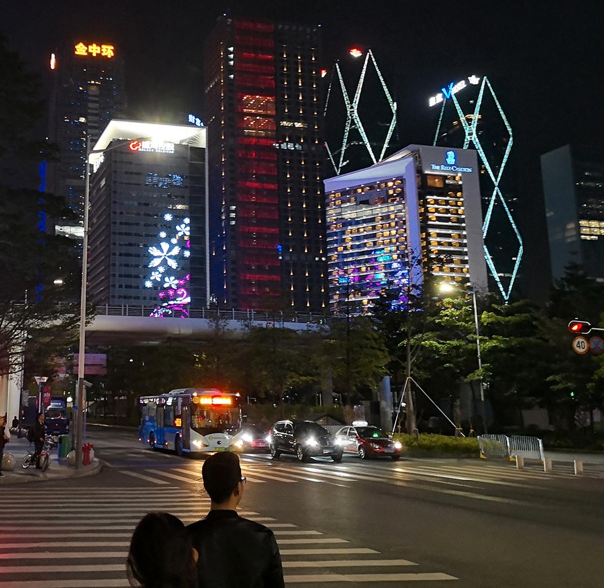 Shenzhen var blant byene som prøvde ut de grønne skiltene først. Der kryr det også av elbiler generelt, og Teslaer spesielt. Løsningen utvides nå til resten av Kina.
