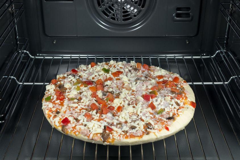 PIZZATID: Stek pizzaen på rist for sprø bunn. Foto: NTB Scanpix