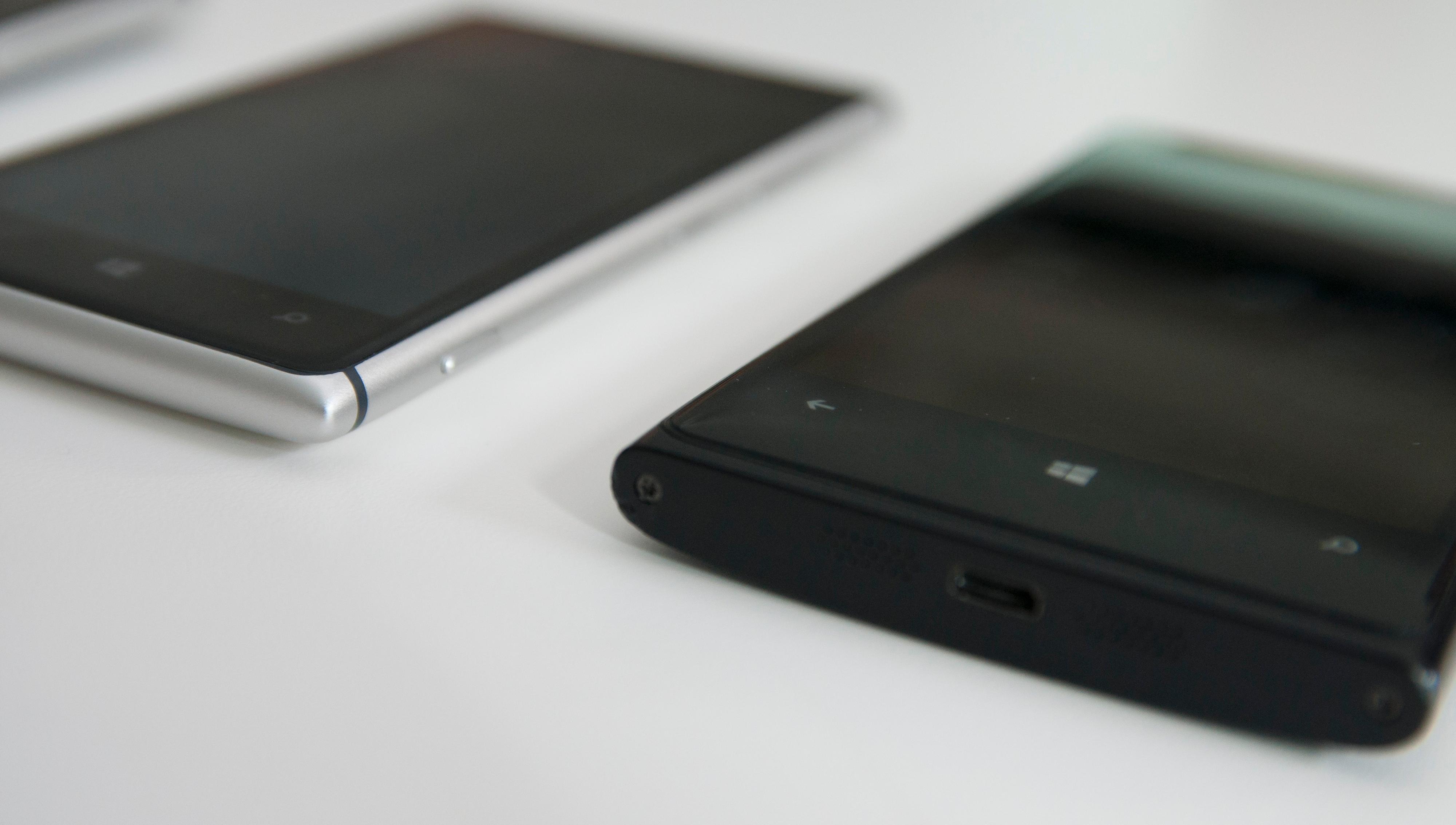 Stor forskjell: Lumia 925 til venstre. Lumia 920 til høyre.Foto: Finn Jarle Kvalheim, Amobil.no