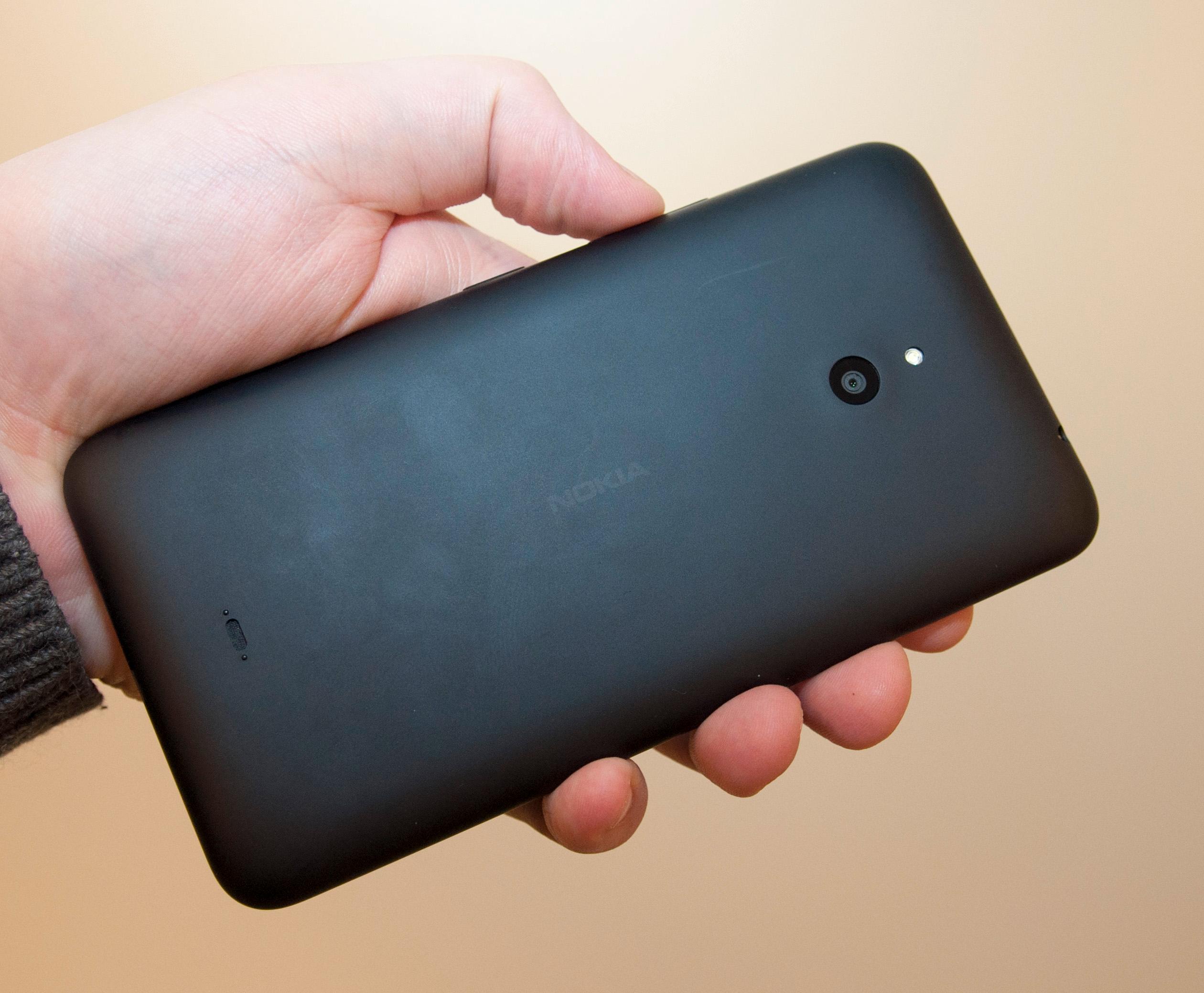 Det er ikke så voldsomt mye å si på designen til Lumia 1320. Den har nemlig svært lite utsmykking, og ser nesten ut som prototypen på en firkantmobil med skjerm.Foto: Finn Jarle Kvalheim, Amobil.no