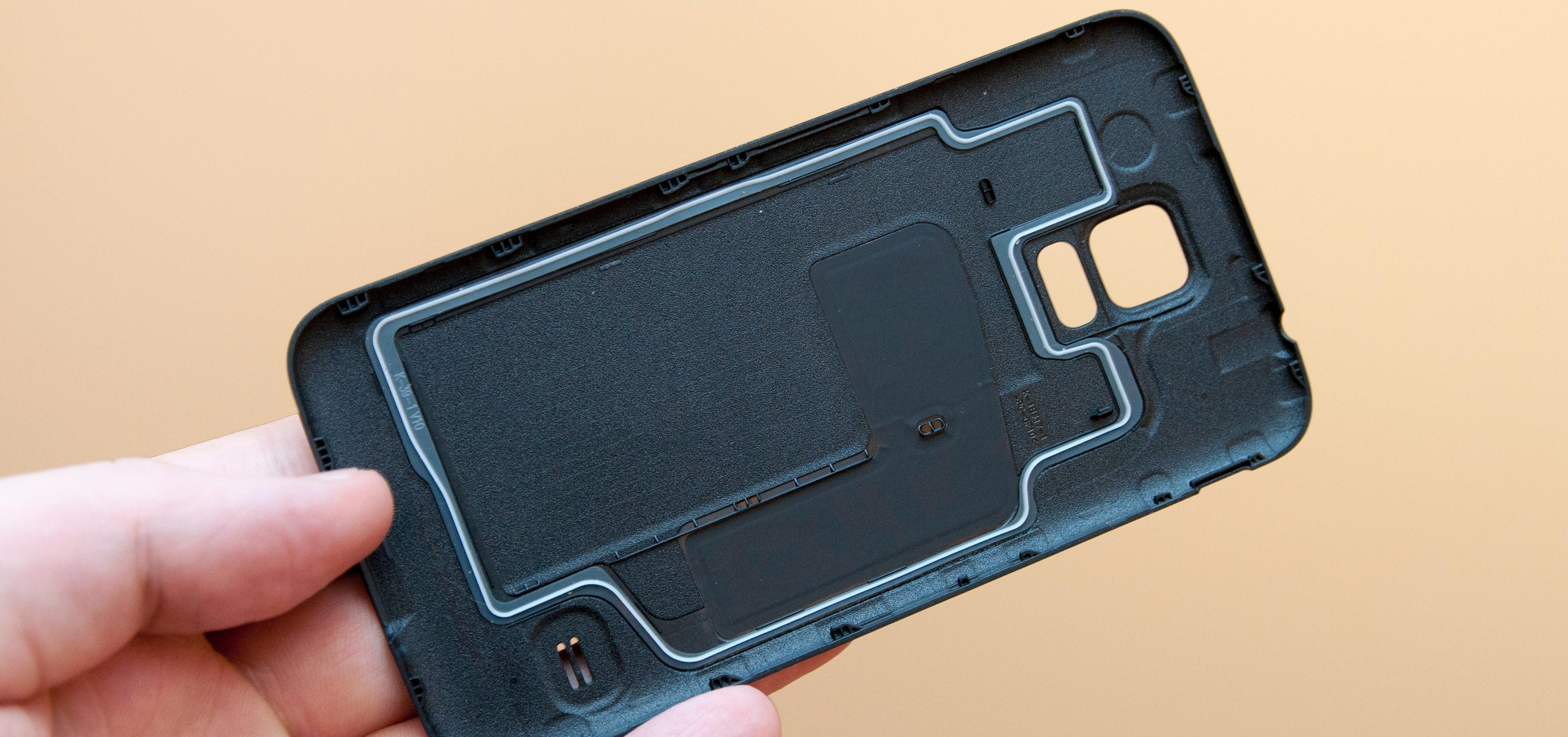 Pakningen på undersiden av bakdekselet avslører at Galaxy S5 er vanntett.Foto: Finn Jarle Kvalheim, Amobil.no