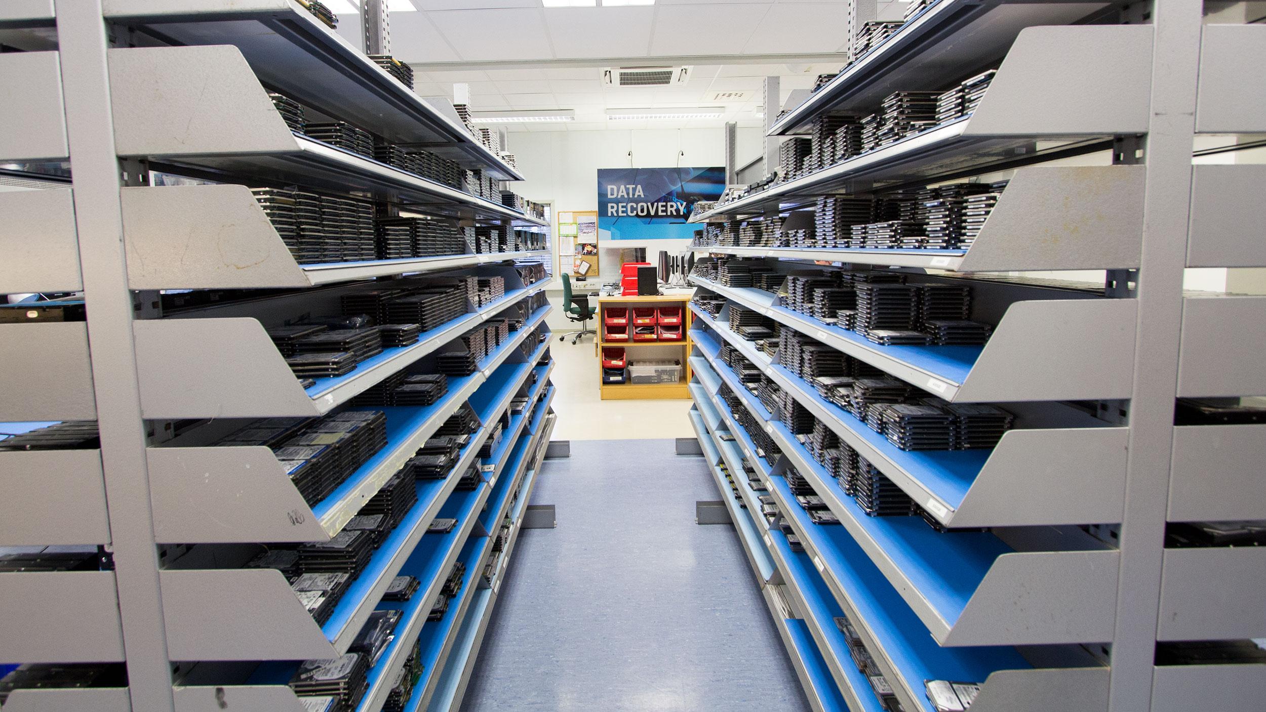 IBAS har mange hyllemeter med harddisker som brukes til reservedeler.Foto: Vegar Jansen, Hardware.no