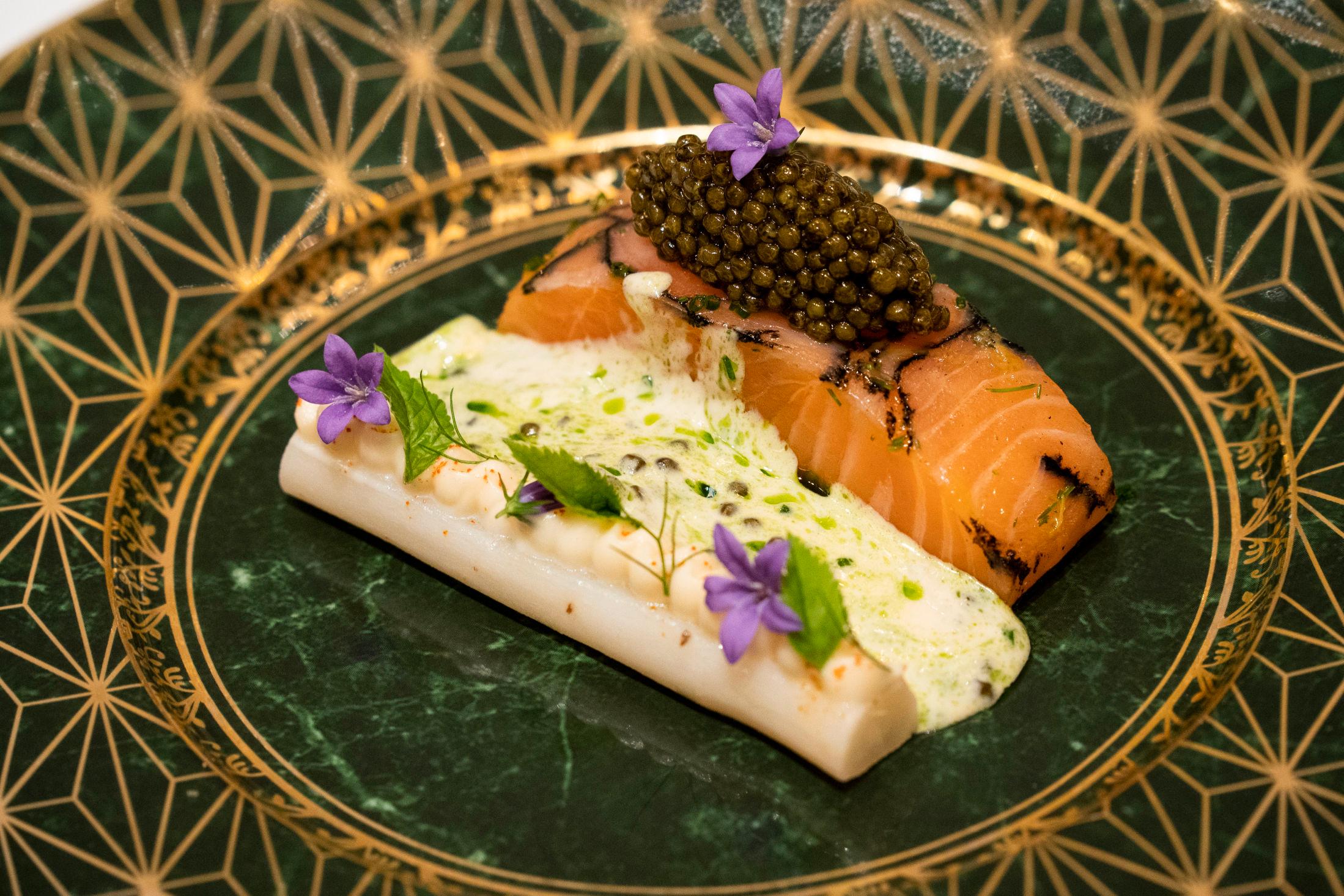 FORNØYD: Laksen har en silkeglatt tekstur, og aspargesen er perfekt tilberedt, sier anmelderen. Foto: Ole Martin Wold/VG