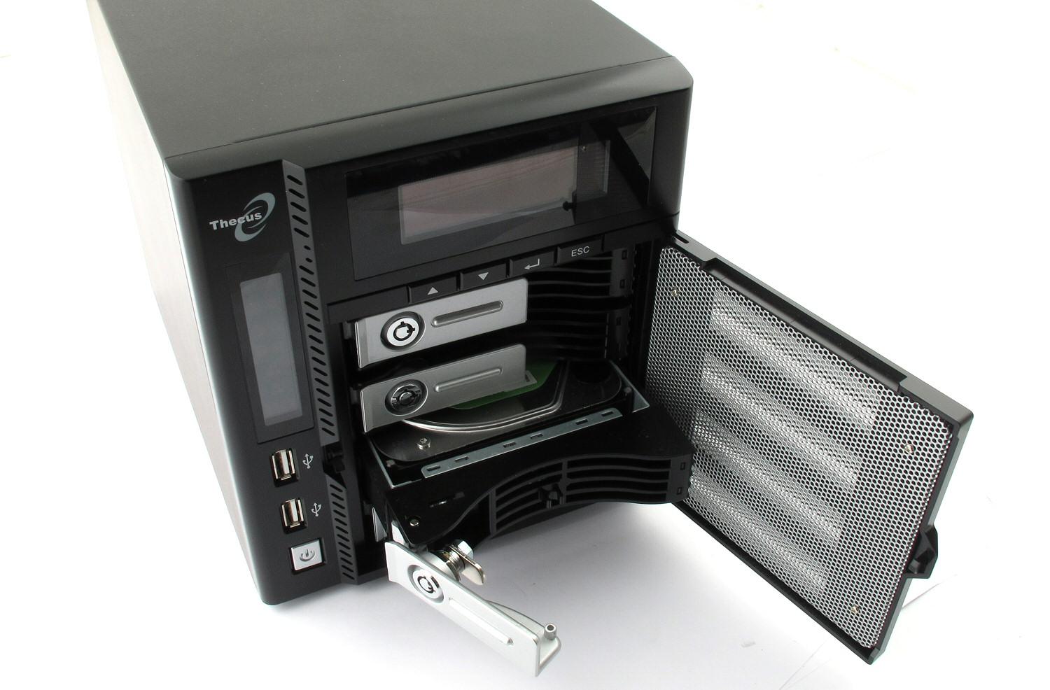 Diskrammene gjør det enkelt å legge til eller bytte ut en harddisk. Perforeringene i frontdøra gir bedre luftgjennomstrømming over diskene.