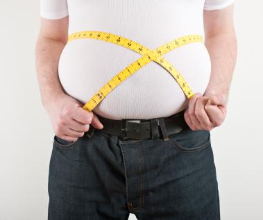 Overvektige sitter naturlig nok mer enn slankere mennesker.Foto: iStock/15807869