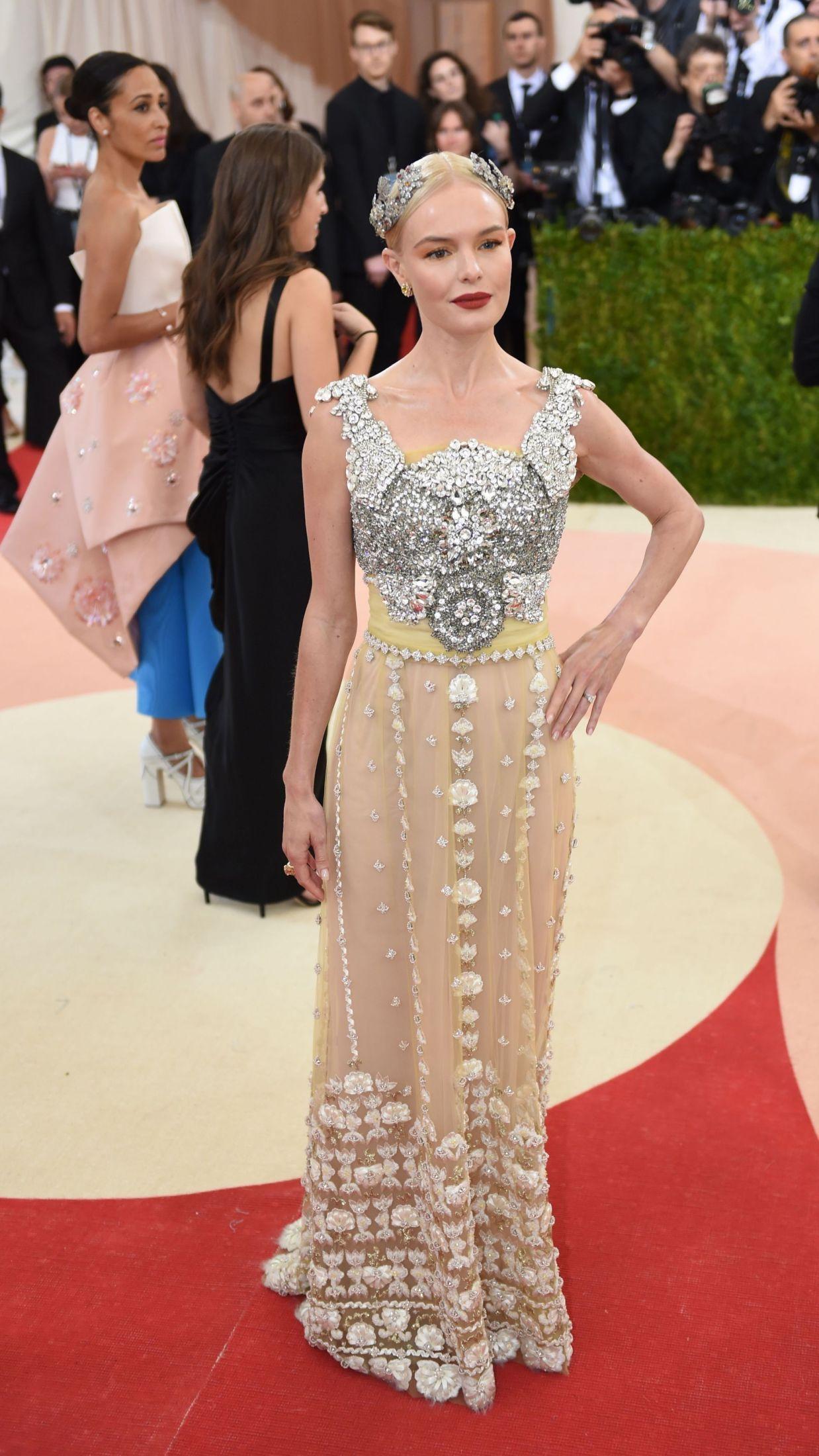 GLITRET: Kate Bosworth var kledd i en kjole fra Dolce & Gabbana med stenbelagt overdel og blomsterskjørt. Legg også merke til den romersk-inspirerte kronen i håret. Bosworth stylet antrekket med trendy matt leppestift.