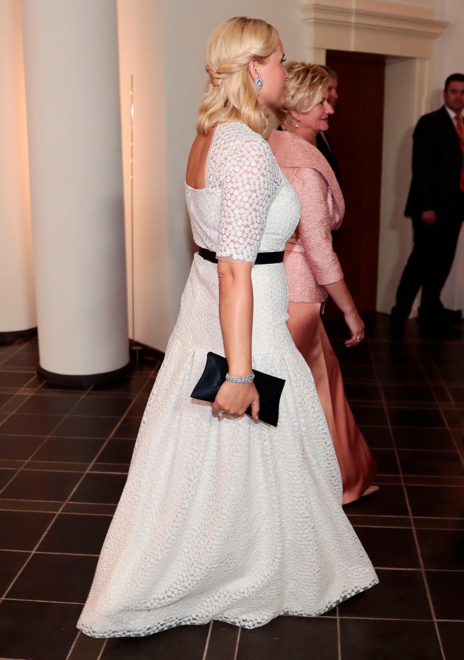 SORT OG HVITT: Kronprinsesse Mette-Marit i fotsid hvit kjole, stylet med svarte detaljer i Riga. Foto: Lise Åserud/NTB scanpix.