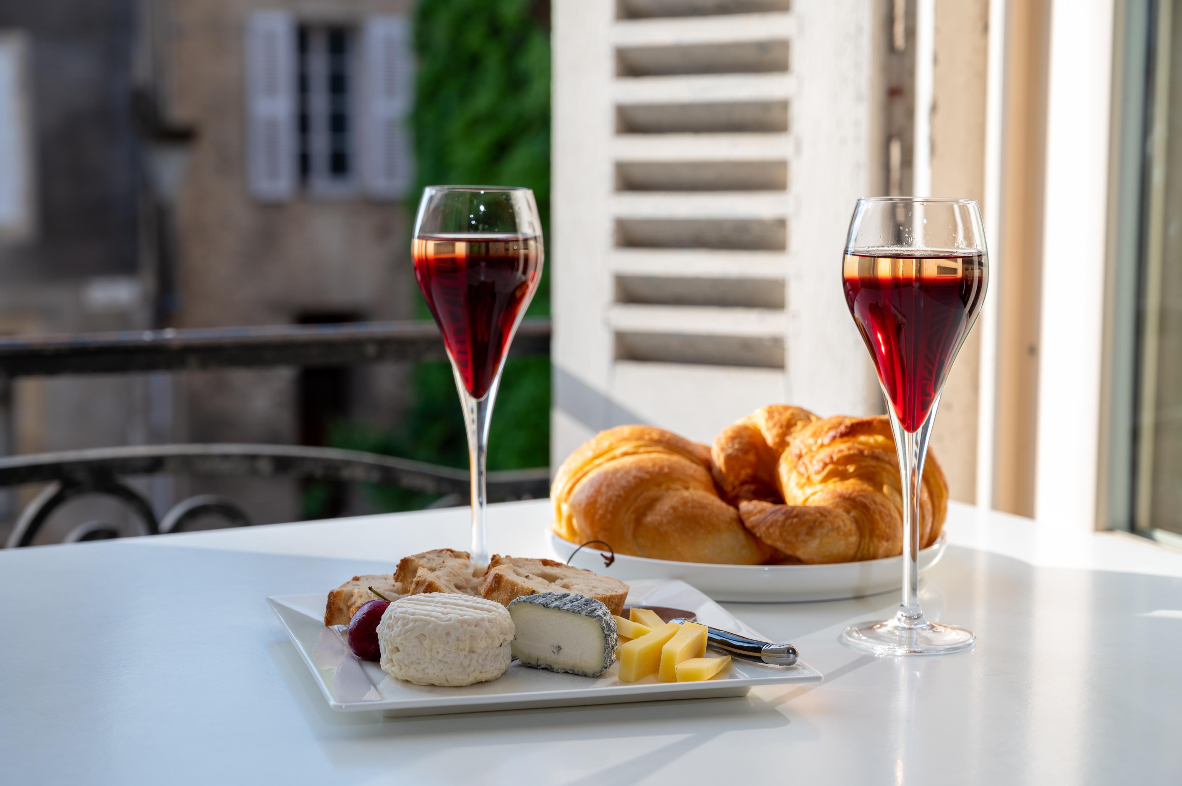 SKÅL: En fransk drøm... Croissanter, deilige oster - og et glass Kir Royale.