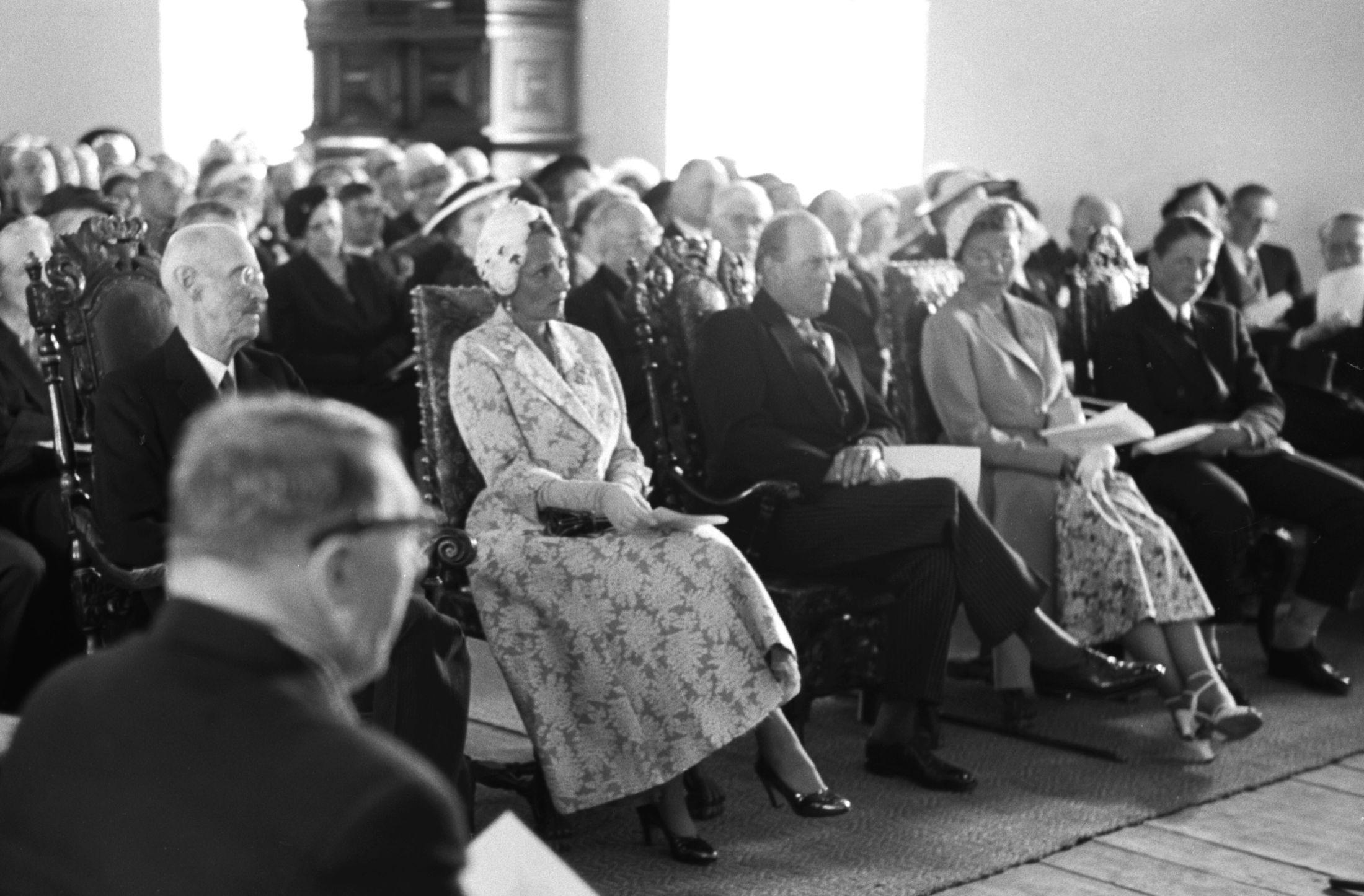 Kong Haakon, kronprinsesse Märtha i en lekker kreasjon som ser ut som haute couture, kronprins Olav, prinsesse Astrid og prins Harald. Nidarosdomen i 1953. Foto: Sverre A. Børretzen/NTB