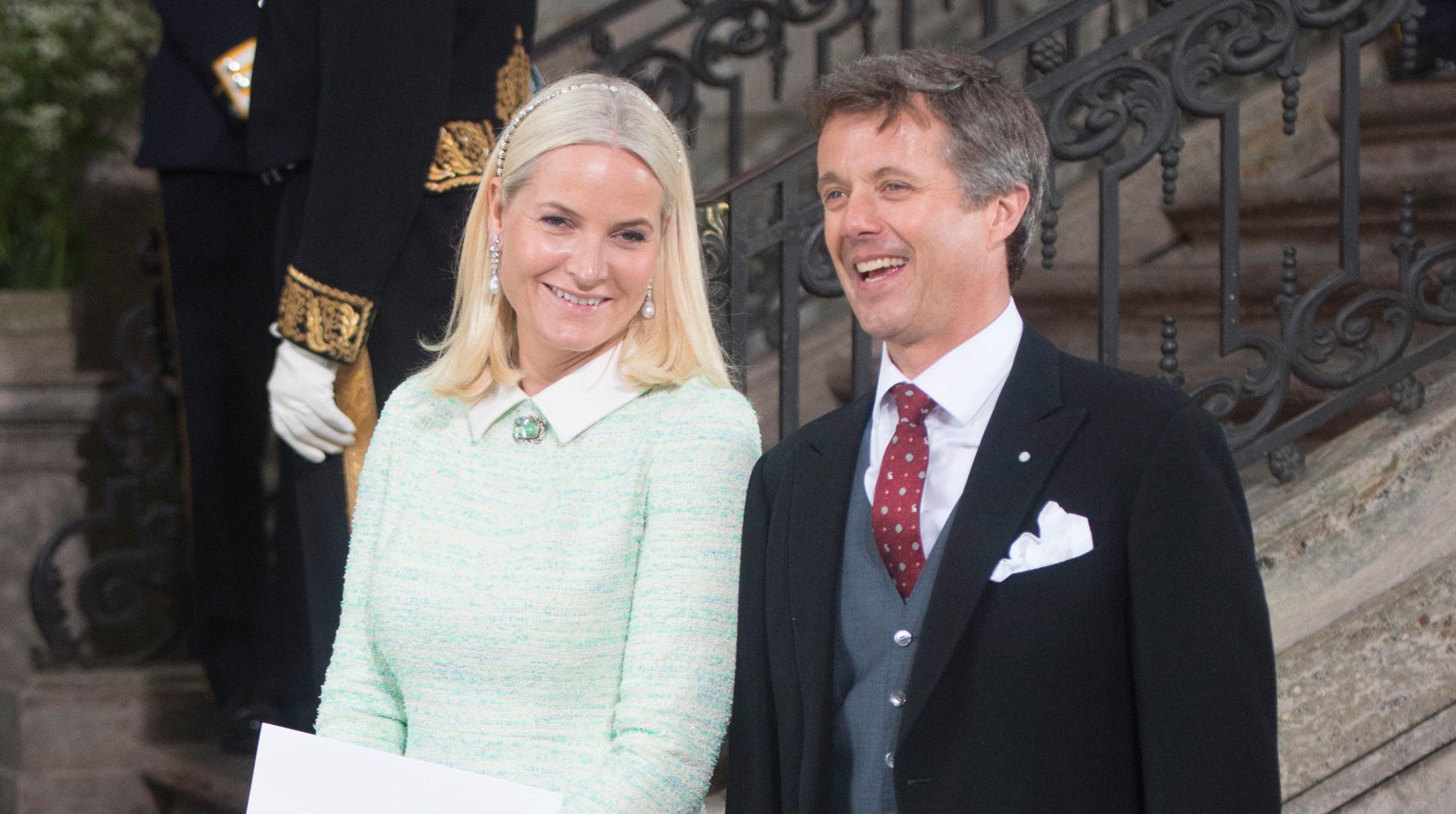 FORTSATT BLOND: Kronprinsesse Mette-Marit holder på den platinablonde fargen, og under prinsedåpen i Stockholm hadde hun en lang bobfrisyre med glitrende hårbøyle. Her sammen med kronprins Frederik. Foto: NTB scanpix