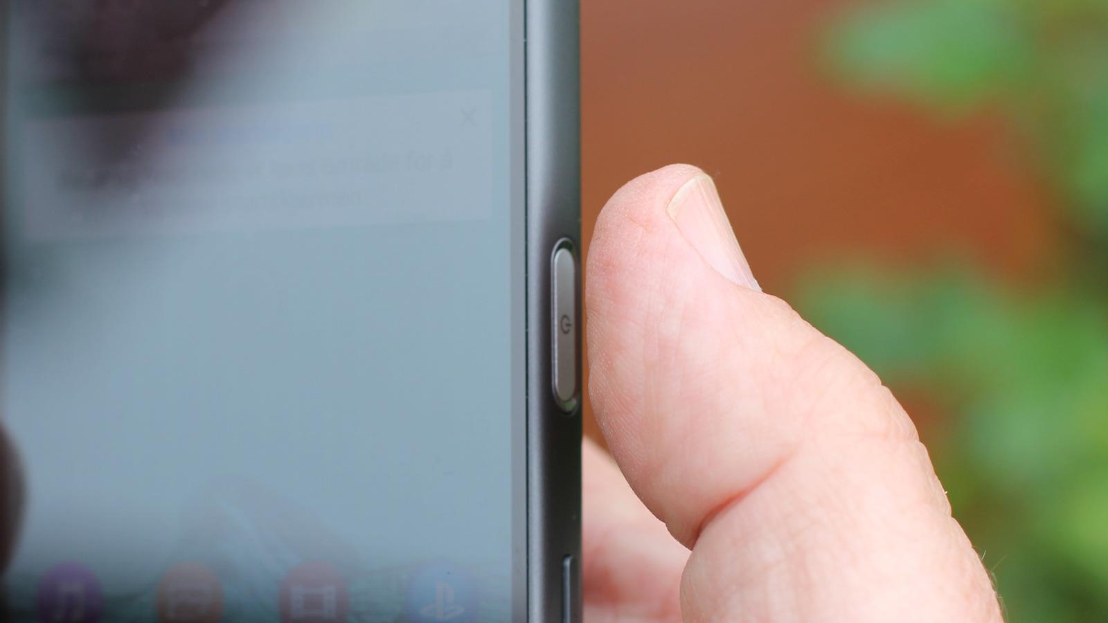 Z5-telefonene er først ut med fingersensor fra Sony. Det er også de første mobilene vi vet om som har sensoren på siden av telefonen.Foto: Espen Irwing Swang, Tek.no