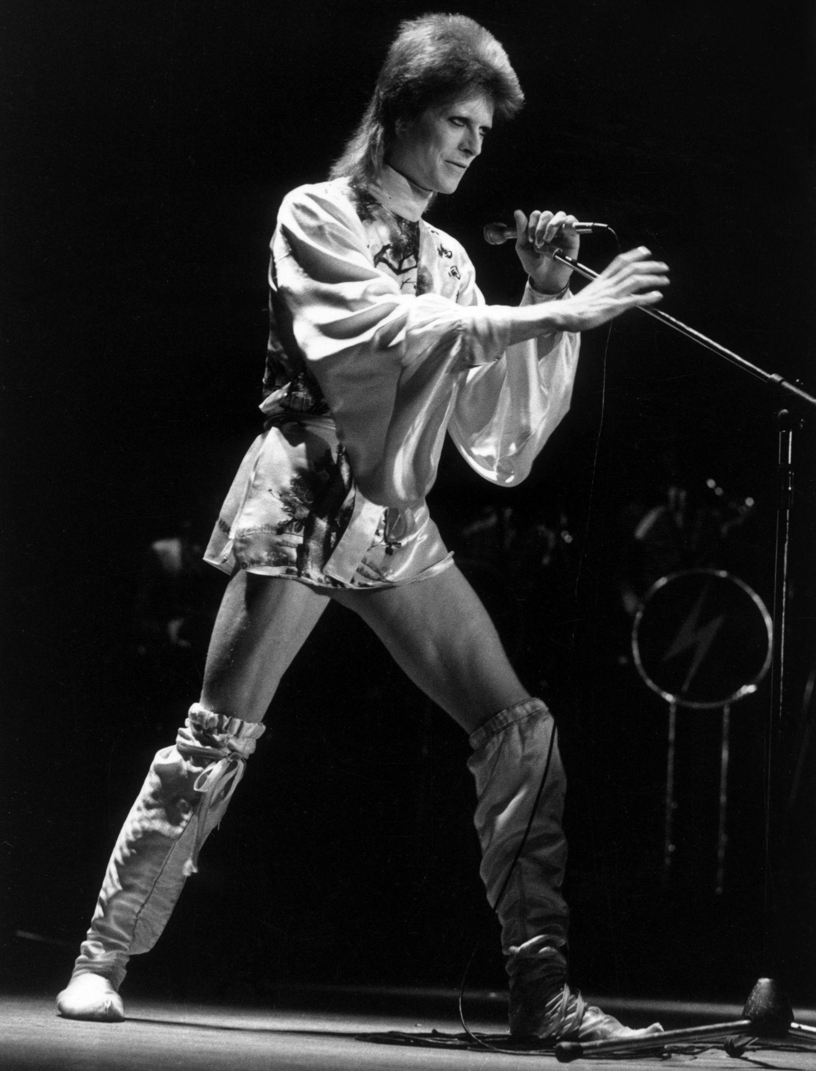 FEMININ: David Bowie i en silkekreasjon på scenen i London på en av de siste Ziggy Stardust-konsertene. Foto: Getty Images