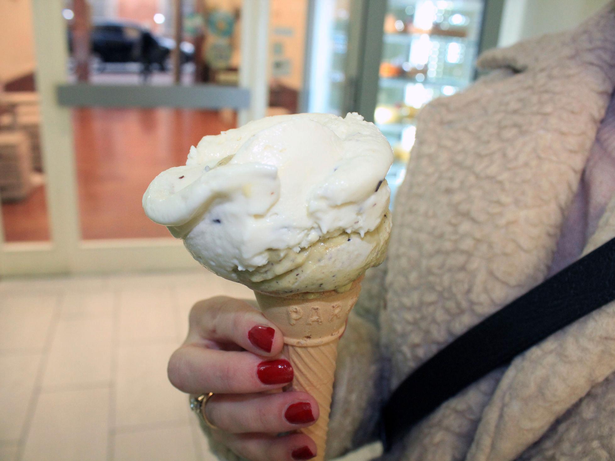 SØTT OG SYNDIG: Du kommer ikke utenom et gelato-stopp på Bloom Gelateria – her er en isrosa av pistasj og Stracciatella. Foto: Øyvind Brenne