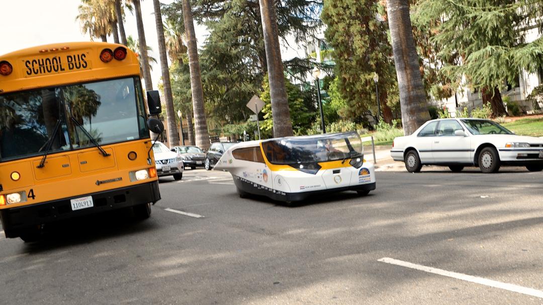 Solcellebilen kan kjøre 800 kilometer på én lading