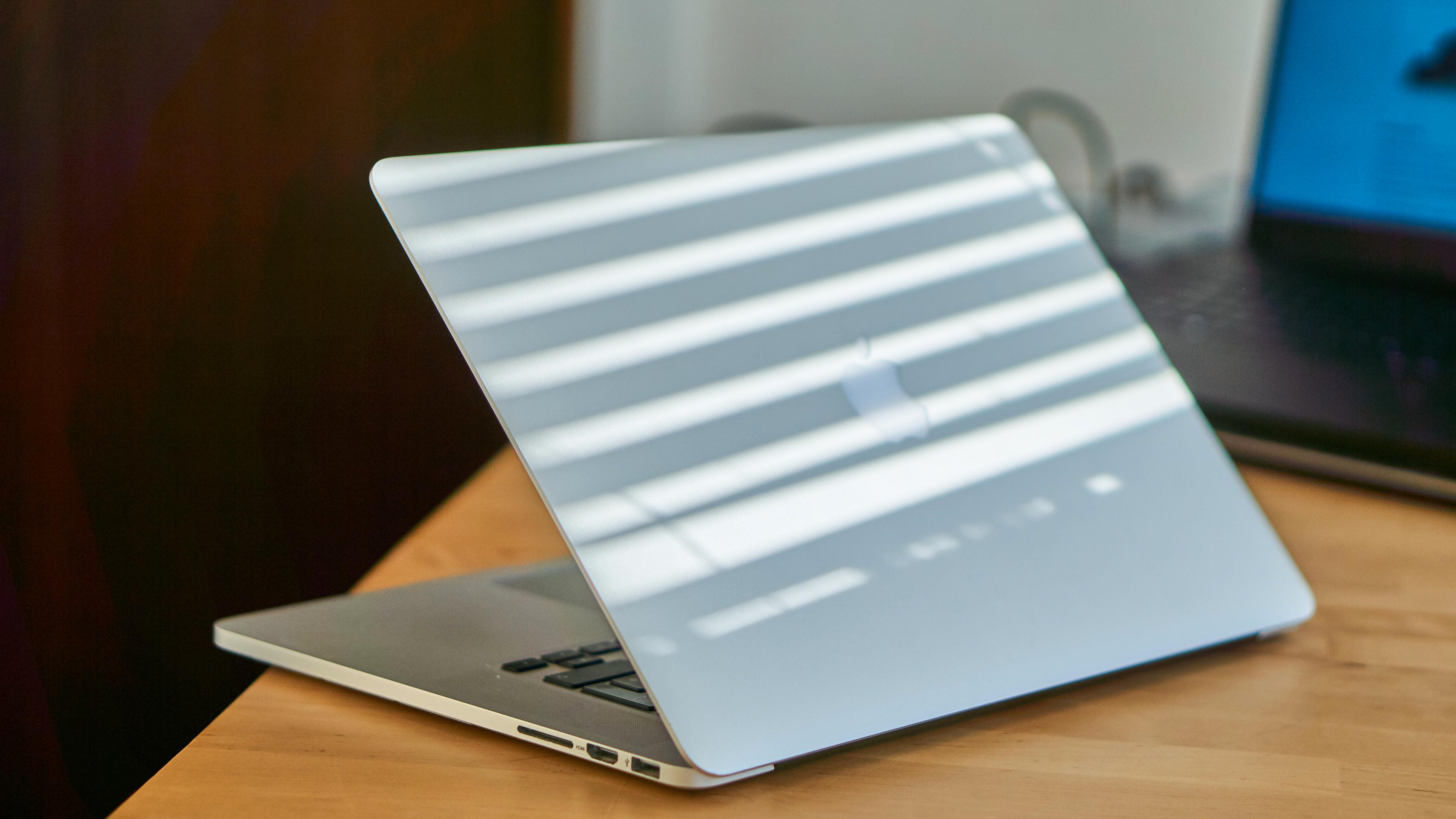 Siste generasjon MacBook med fullstørrelse USB-porter.