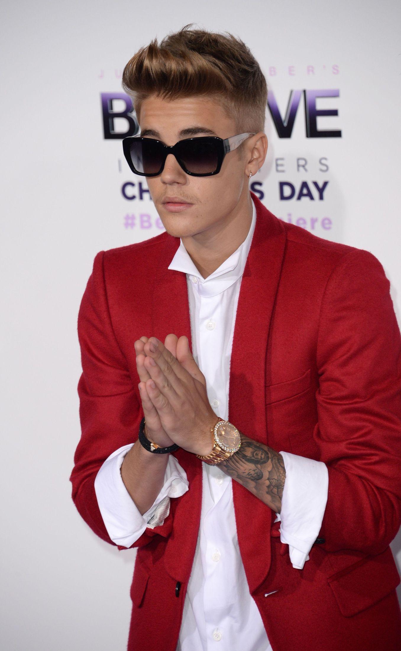 POSERER: Justin Bieber poserer for kameraene i en rød dress fra Balmain.