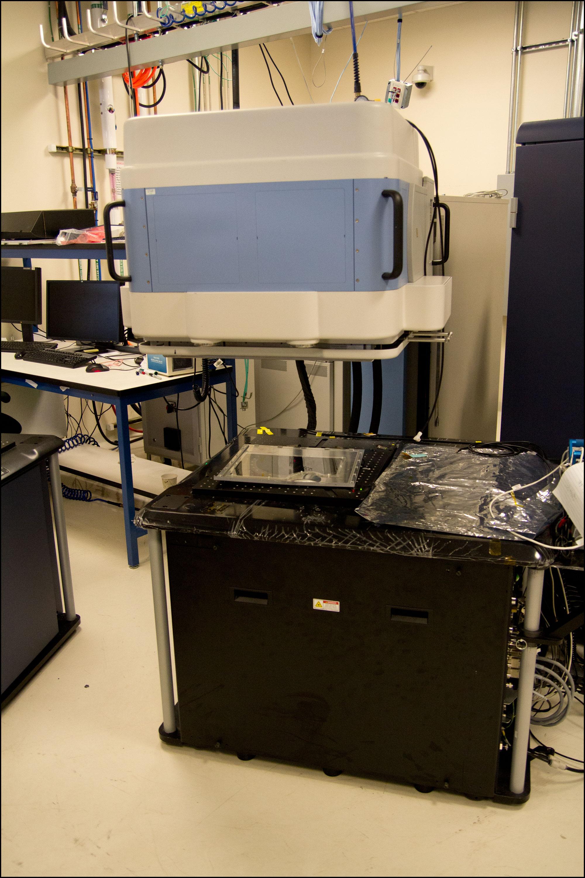 En av de mange maskinene rundt om i labben. Legg merke til kabinettdøren som er slengt på plass for å beskytte laserne.