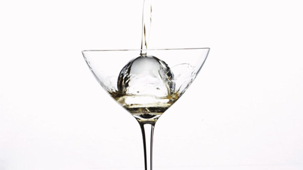 OPTIMAL: Den sfæriske Mariko-isbiten har ifølge isbitprodusenten den matematisk mest optimale formen for korrekt nedkjøling av drinken. Foto: Gläce Luxury Ice Co.