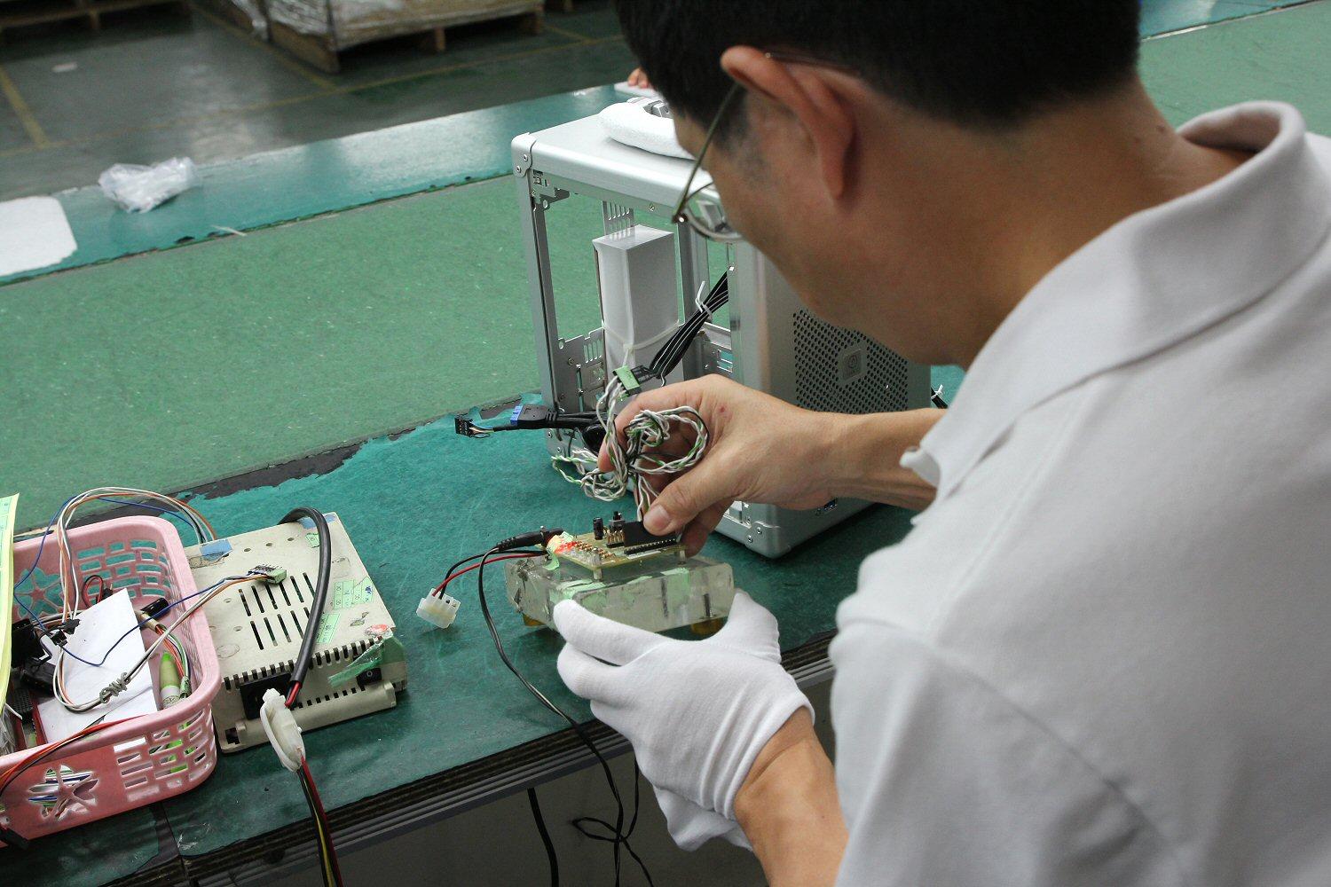 En tekniker sjekker at elektronikken er riktig installert og fungerer.Foto: Vegar Jansen, Hardware.no