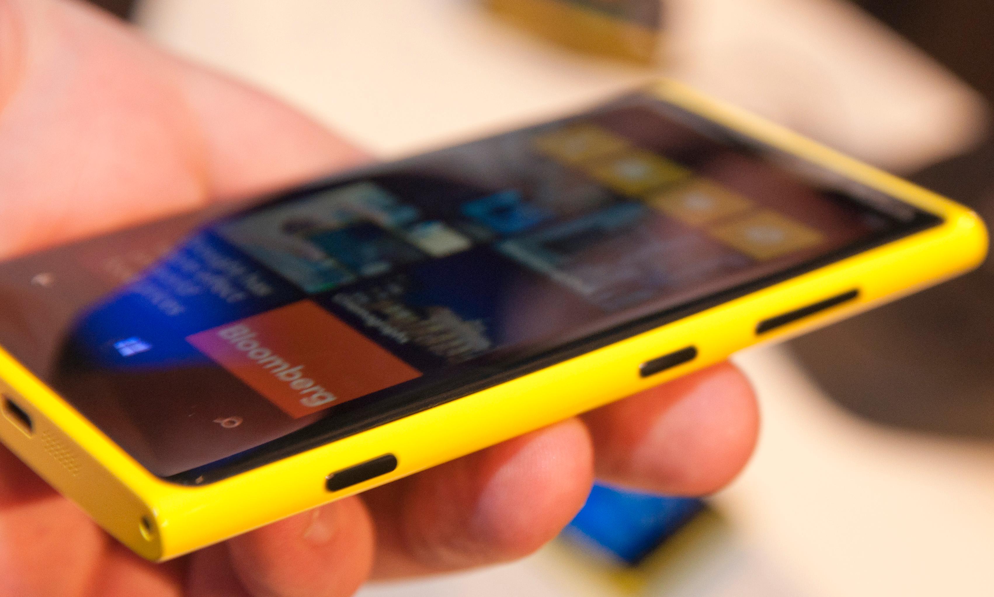 I likhet med forgjengeren, Lumia 900, har Lumia 920 knappene på høyre side.
