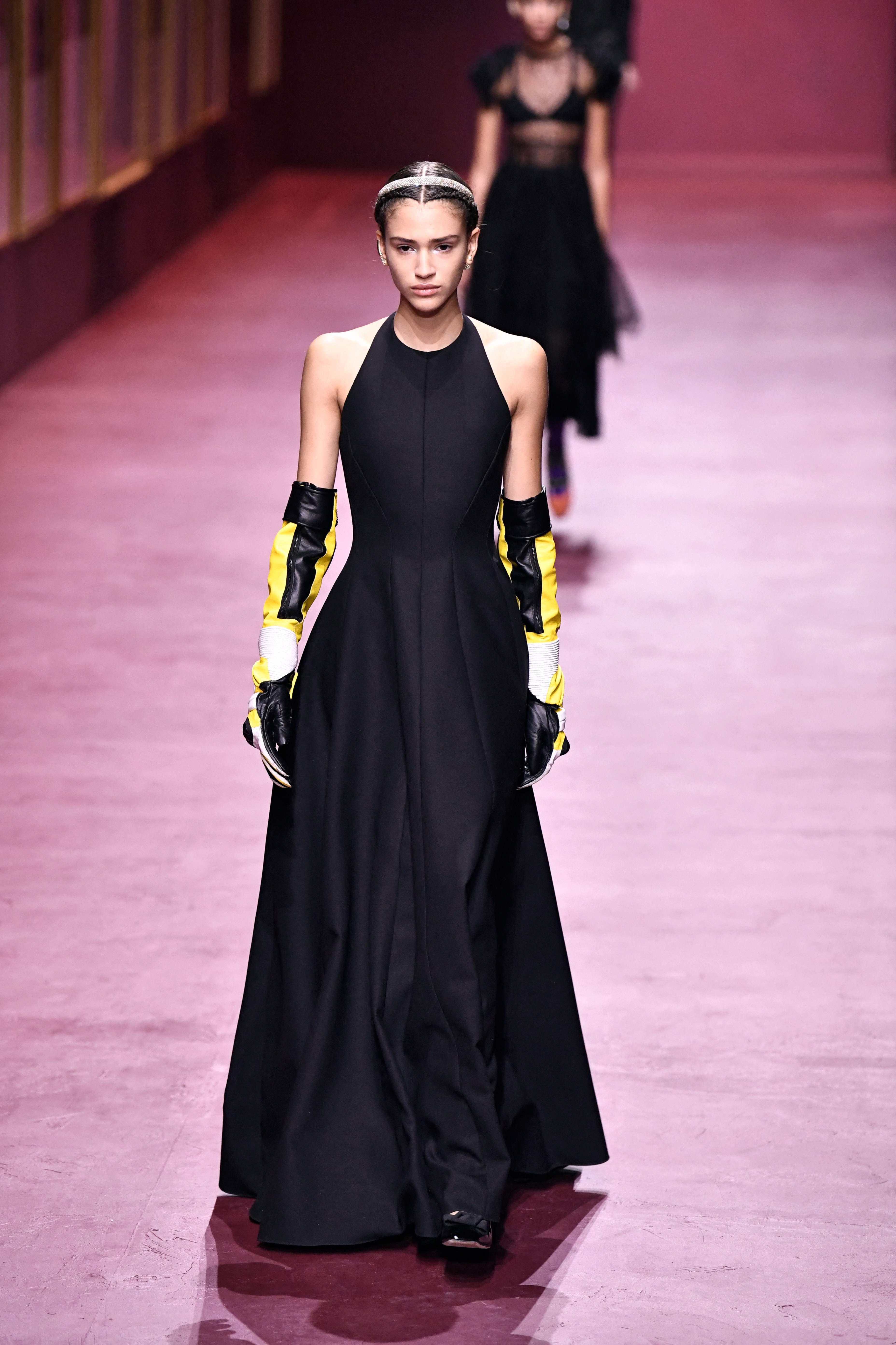 DIOR: Sporty møter klassisk med denne Dior-looken. Den svarte ballkjolen fikk et langt mer sporty uttrykk med disse hanskene. Hva tenker du? Blir dette neste års look til julebordssesongen?