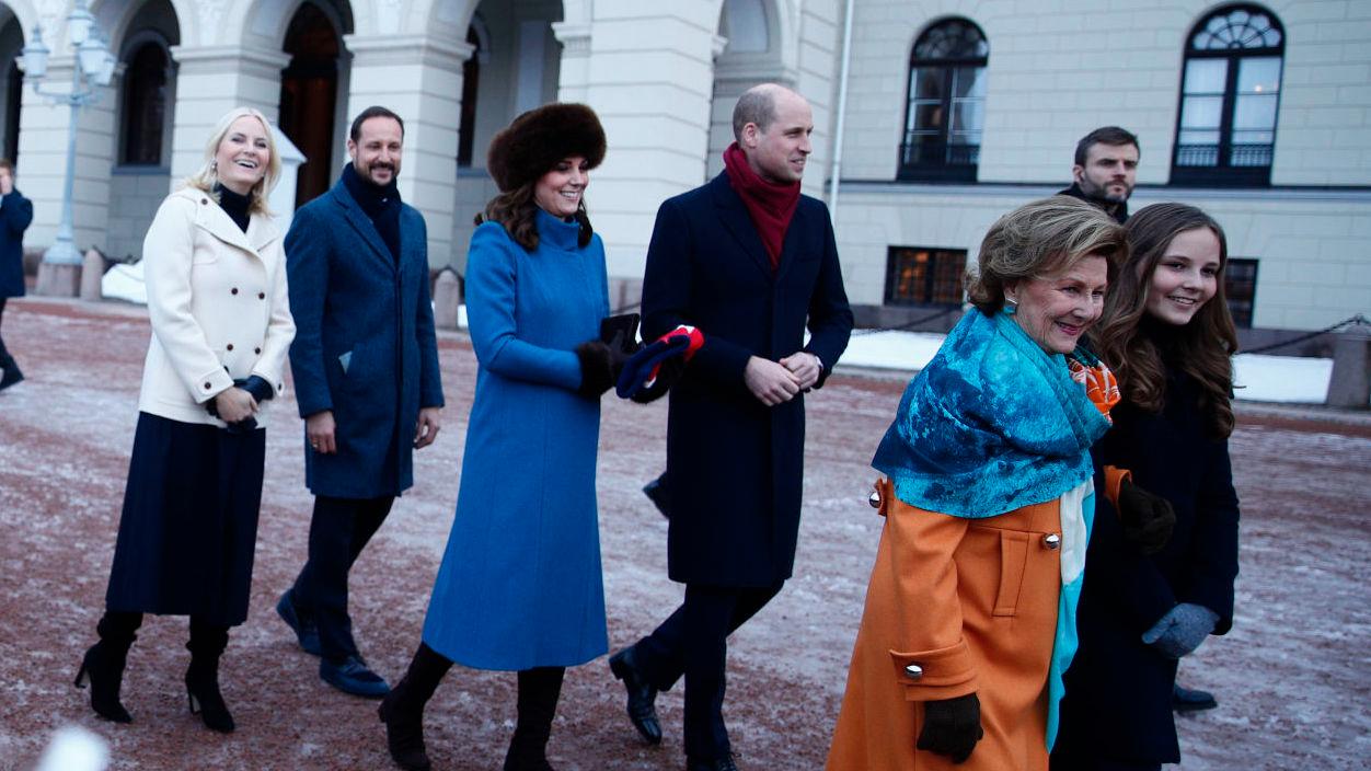 ANKOMMER: Hertuginne Kate og prins William møtte i dag kronprinsesse Mette-Marit, kronprins Haakon, dronning Sonja og prinsesse Ingrid Alexandra. Foto: Krister Sørbø/VG