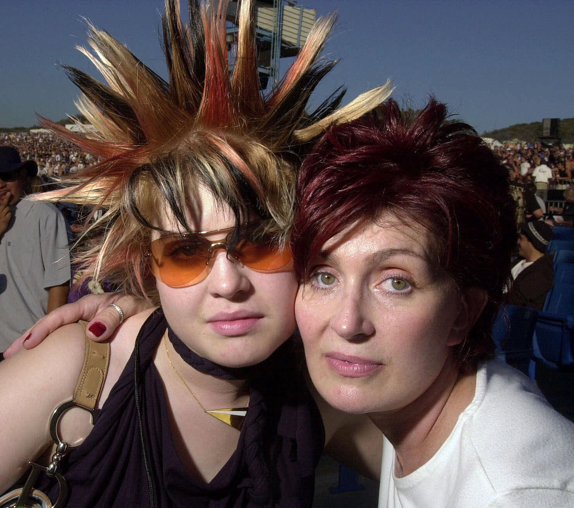 TV-STJERNER: Kelly Osbourne sammen med moren Sharon Osbourne i 2001. På denne tiden farget Sharon håret en gang i uken. Foto: Kim D. Johnson/AP.