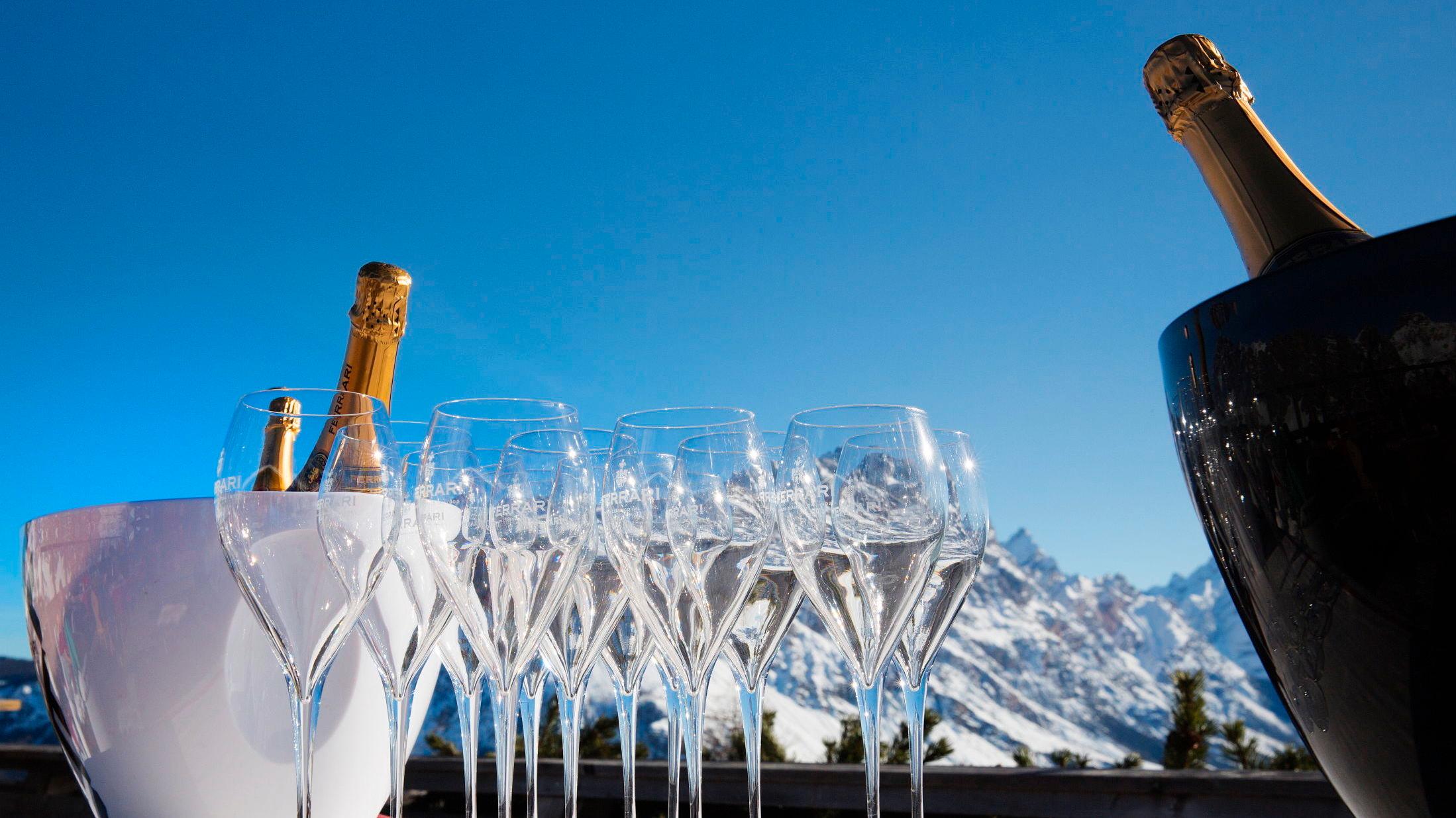 LUKSUSTOUCH: Et glass muserende vin kan passe bra på hytta i vinterferien.