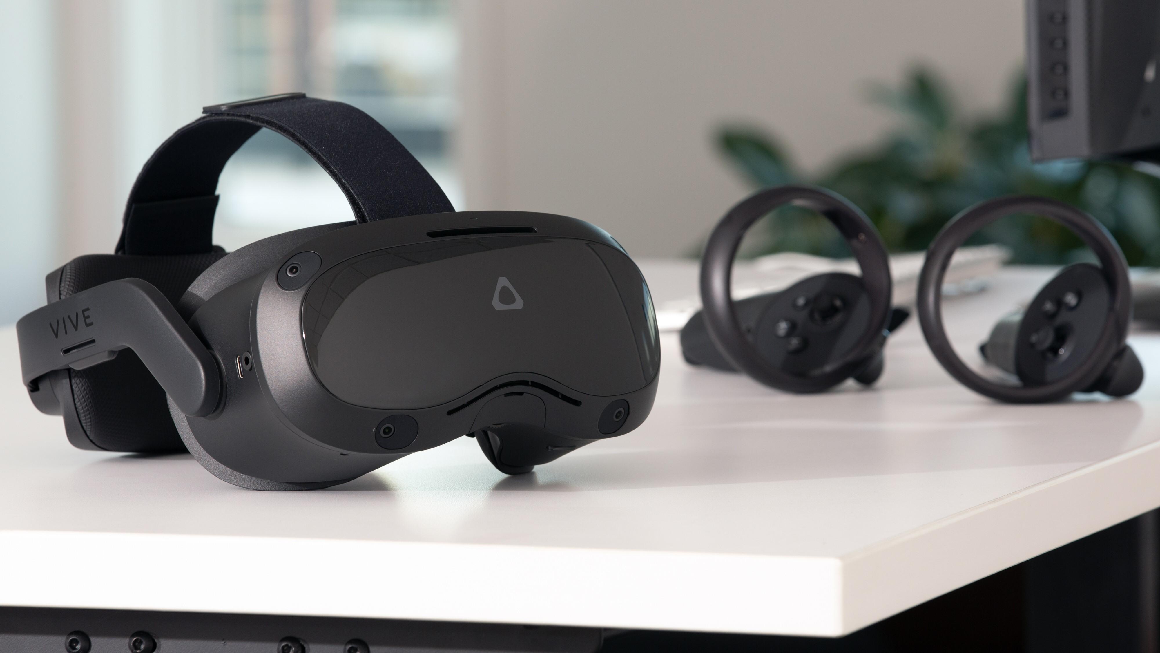 Vive Focus 3 er et frittstående VR-sett som består av et visir og to kontrollere.