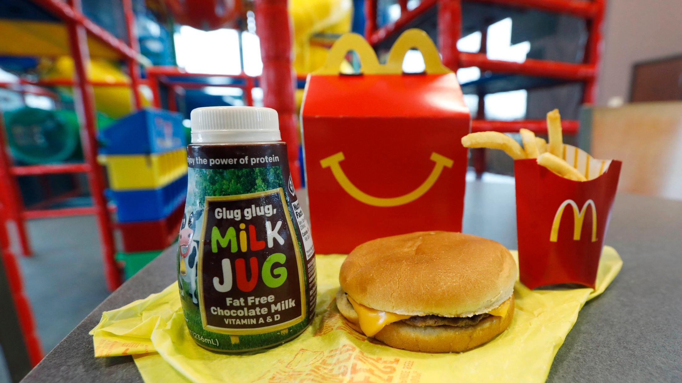 TIL DE MINSTE: Happy Meal har eksistert i snart 40 år. Snart fjerner McDonald's USA cheeseburgeren og sjokolademelken fra den faste barnemenyen. Foto: AP Photo/Rogelio V. Solis