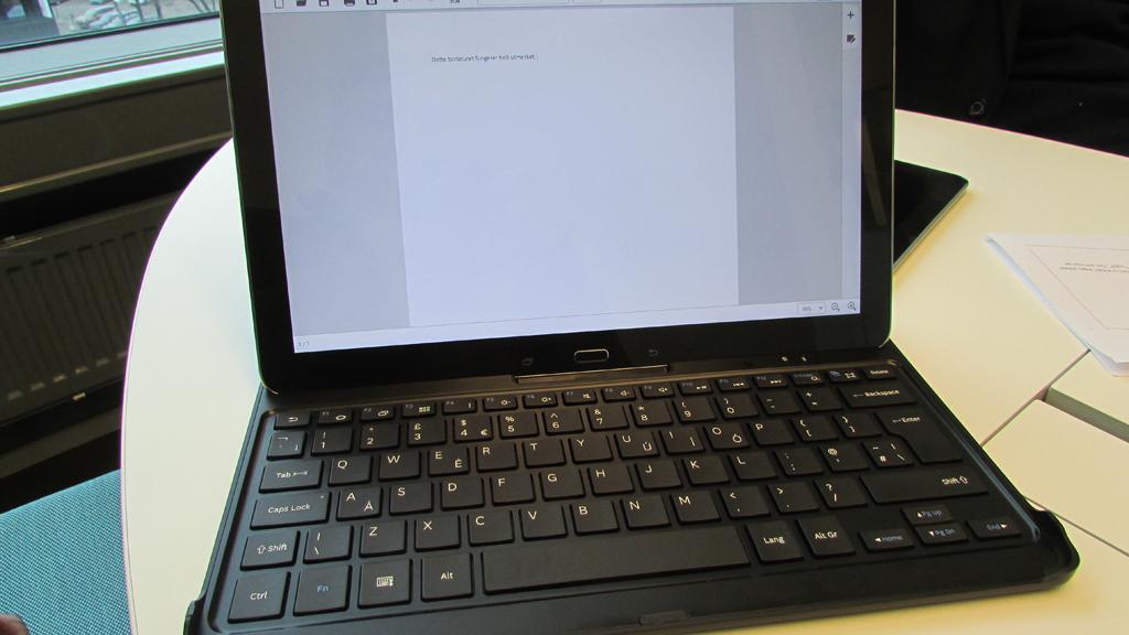 Kost på deg et tastatur, gjerne ett som er innebygget i omslaget, slik som dette. Tastaturet fra Samsung er behagelig å skrive på.Foto: Espen Irwing Swang, Amobil.no
